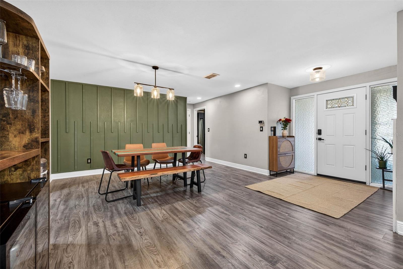 Listing photo id 0 for 2581 Bramblewood Drive W