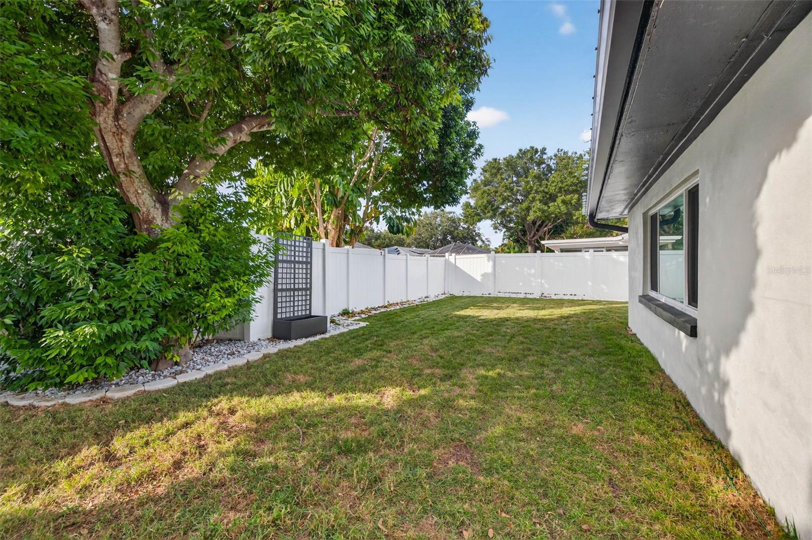 Listing photo id 18 for 2581 Bramblewood Drive W