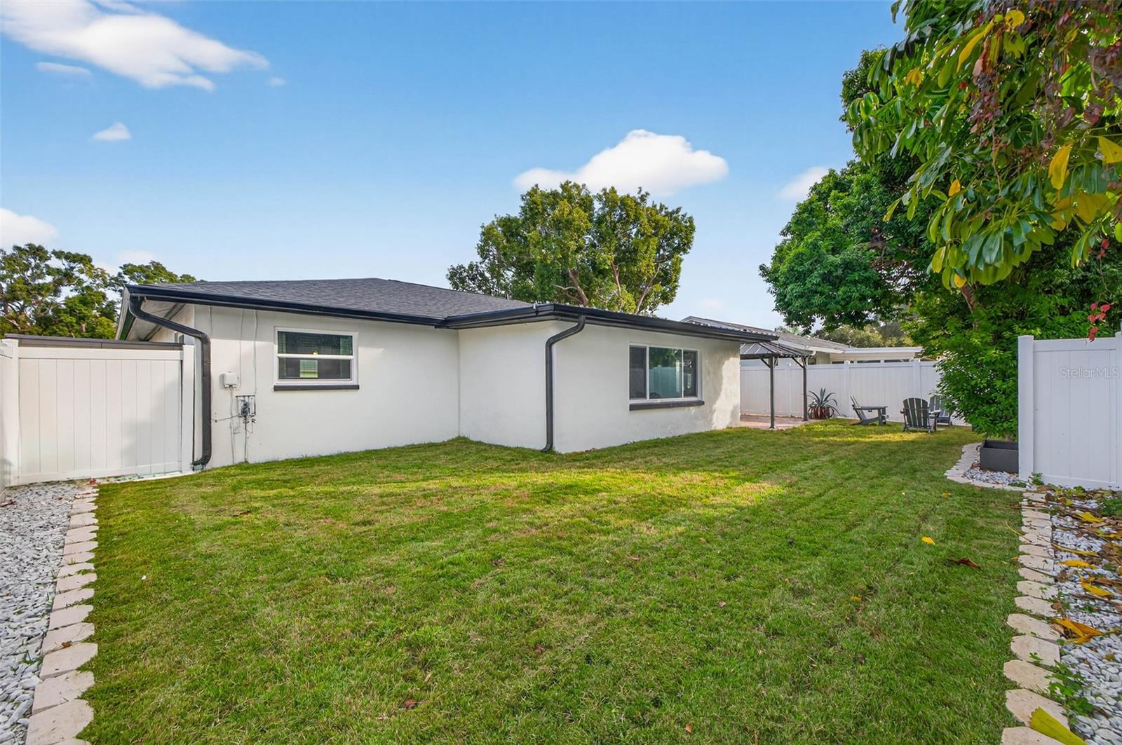 Listing photo id 19 for 2581 Bramblewood Drive W