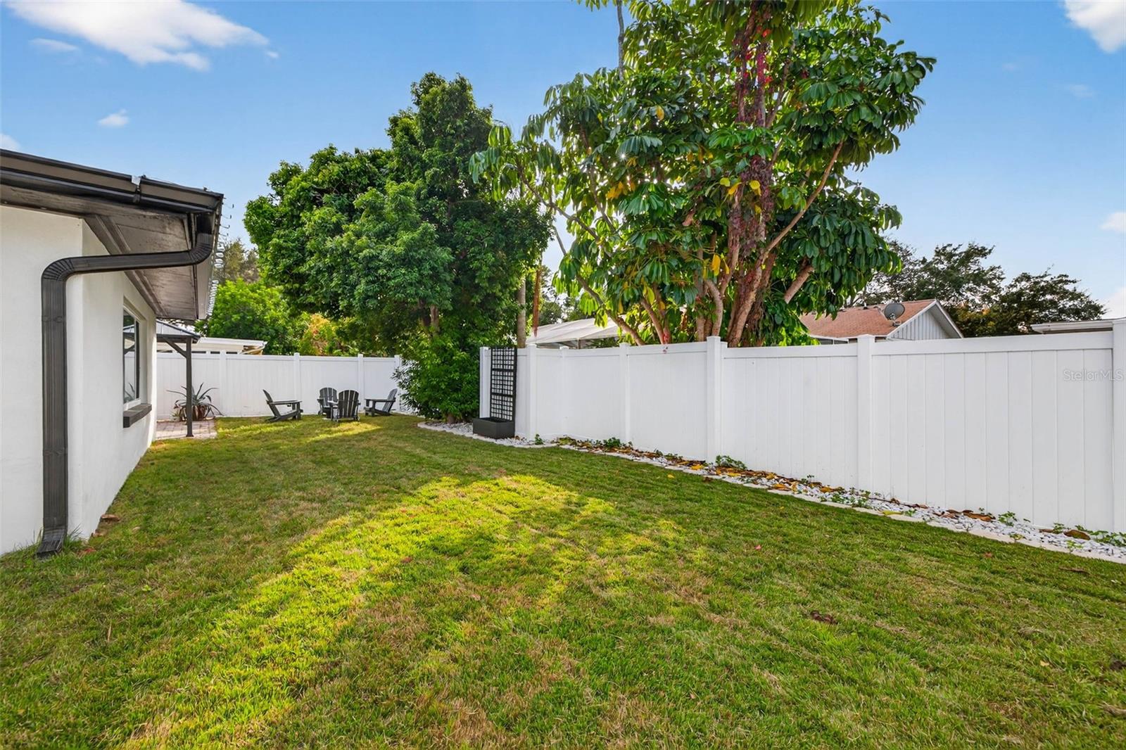 Listing photo id 20 for 2581 Bramblewood Drive W