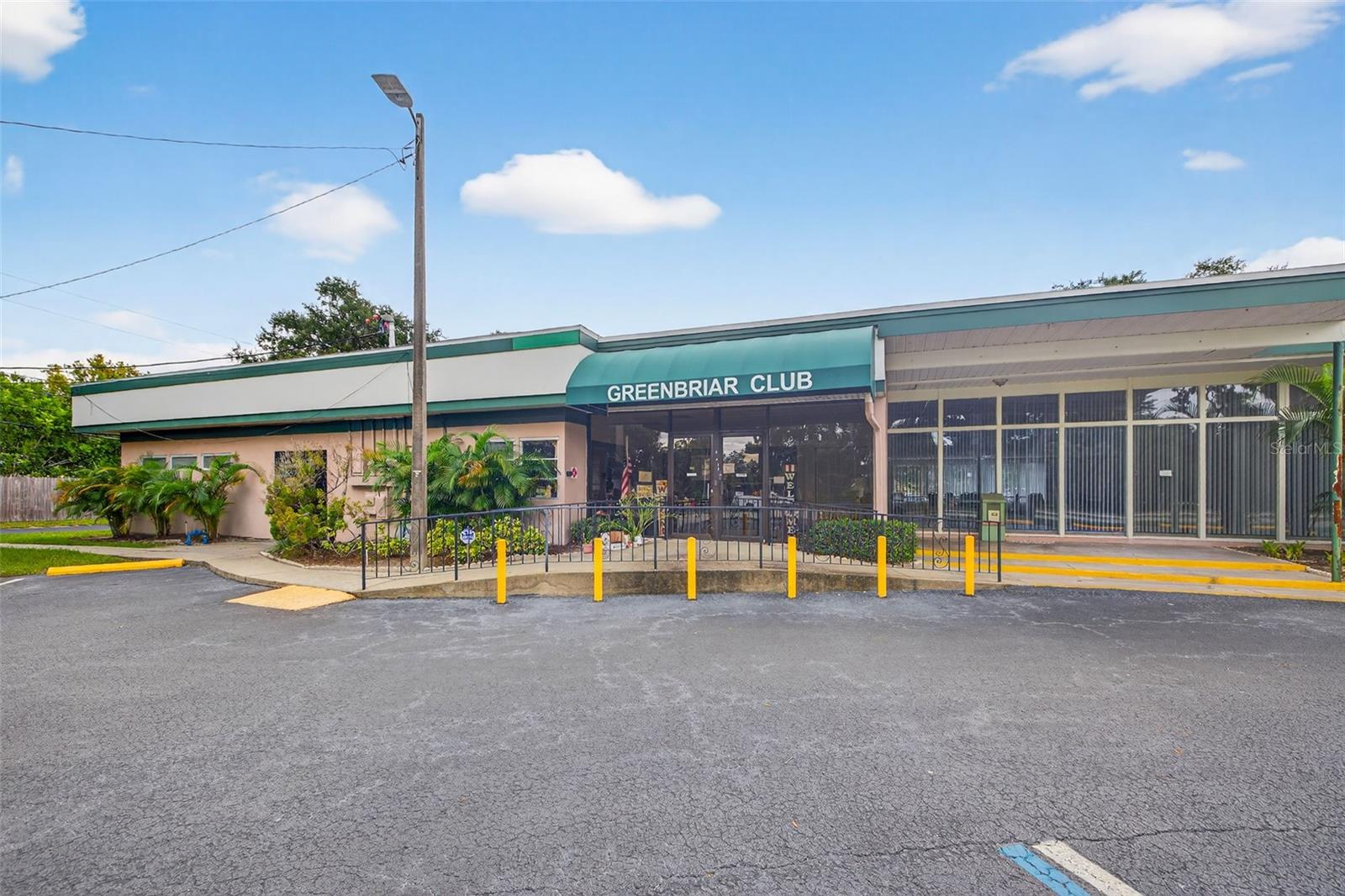 Listing photo id 21 for 2581 Bramblewood Drive W