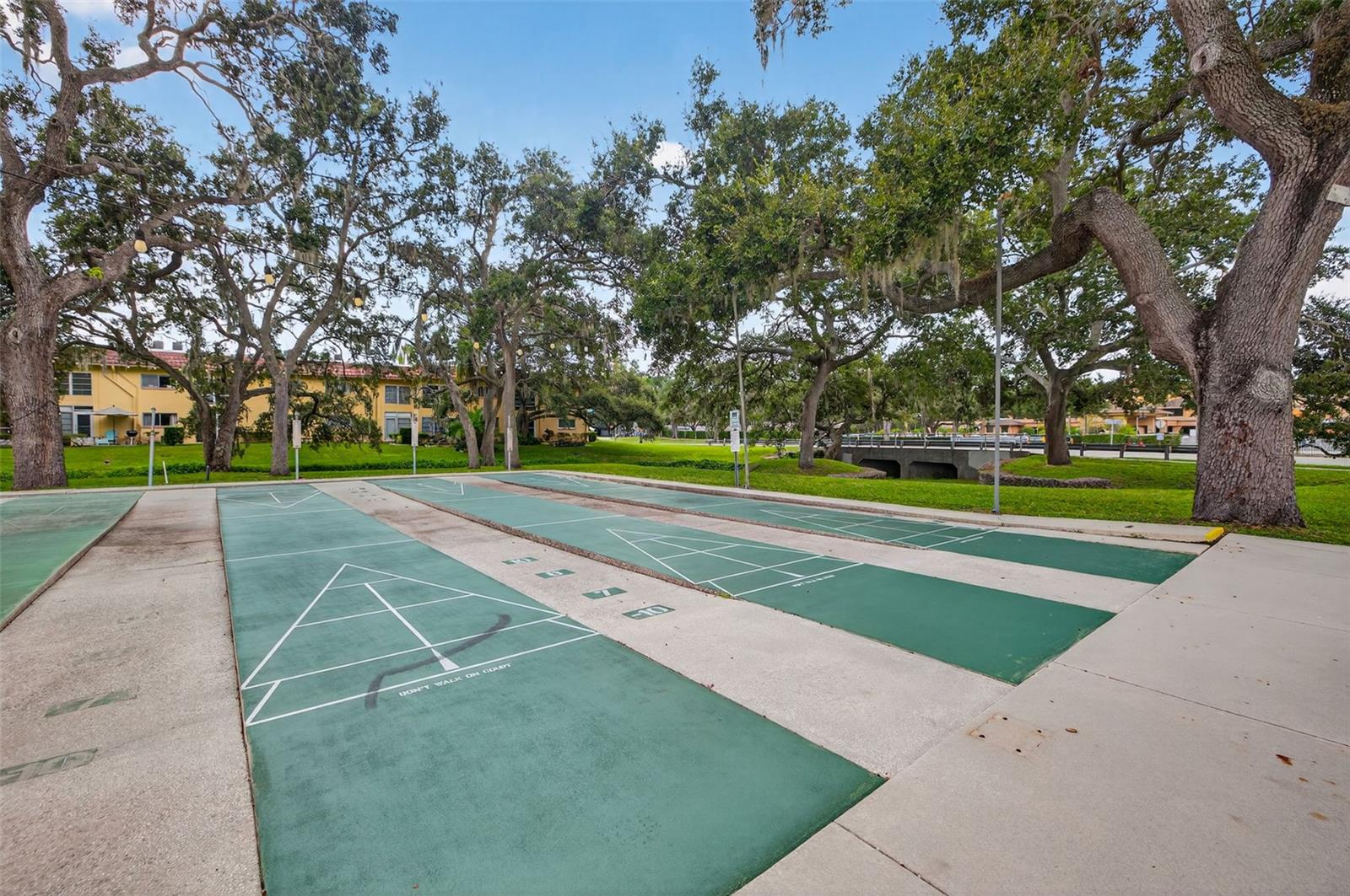 Listing photo id 22 for 2581 Bramblewood Drive W