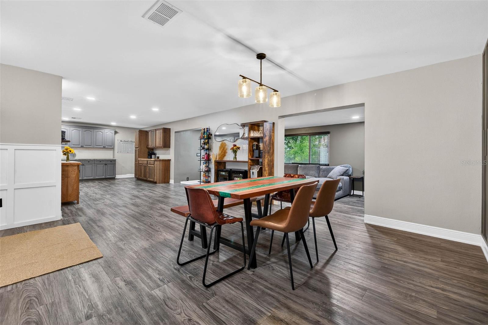 Listing photo id 2 for 2581 Bramblewood Drive W