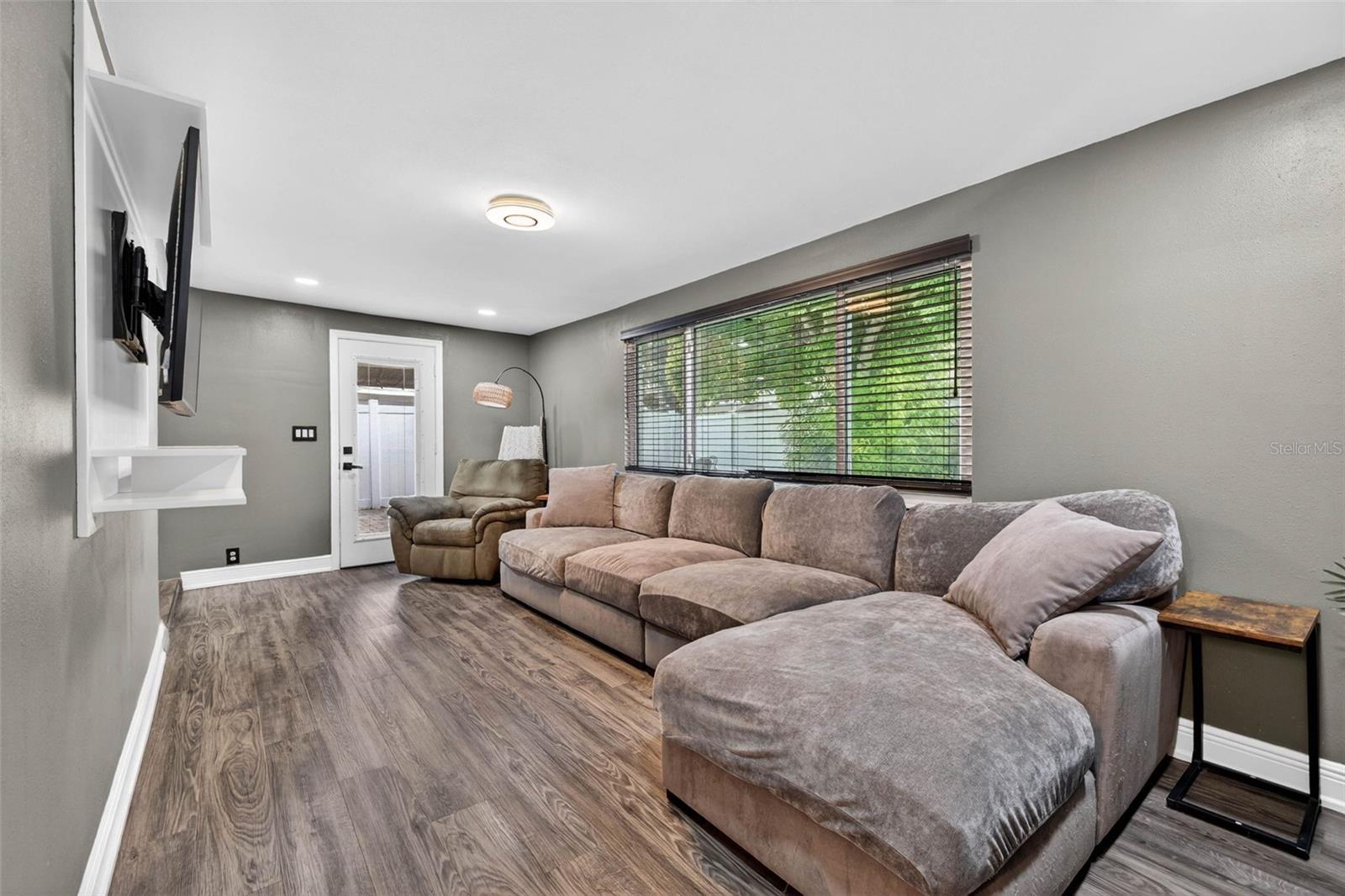 Listing photo id 4 for 2581 Bramblewood Drive W