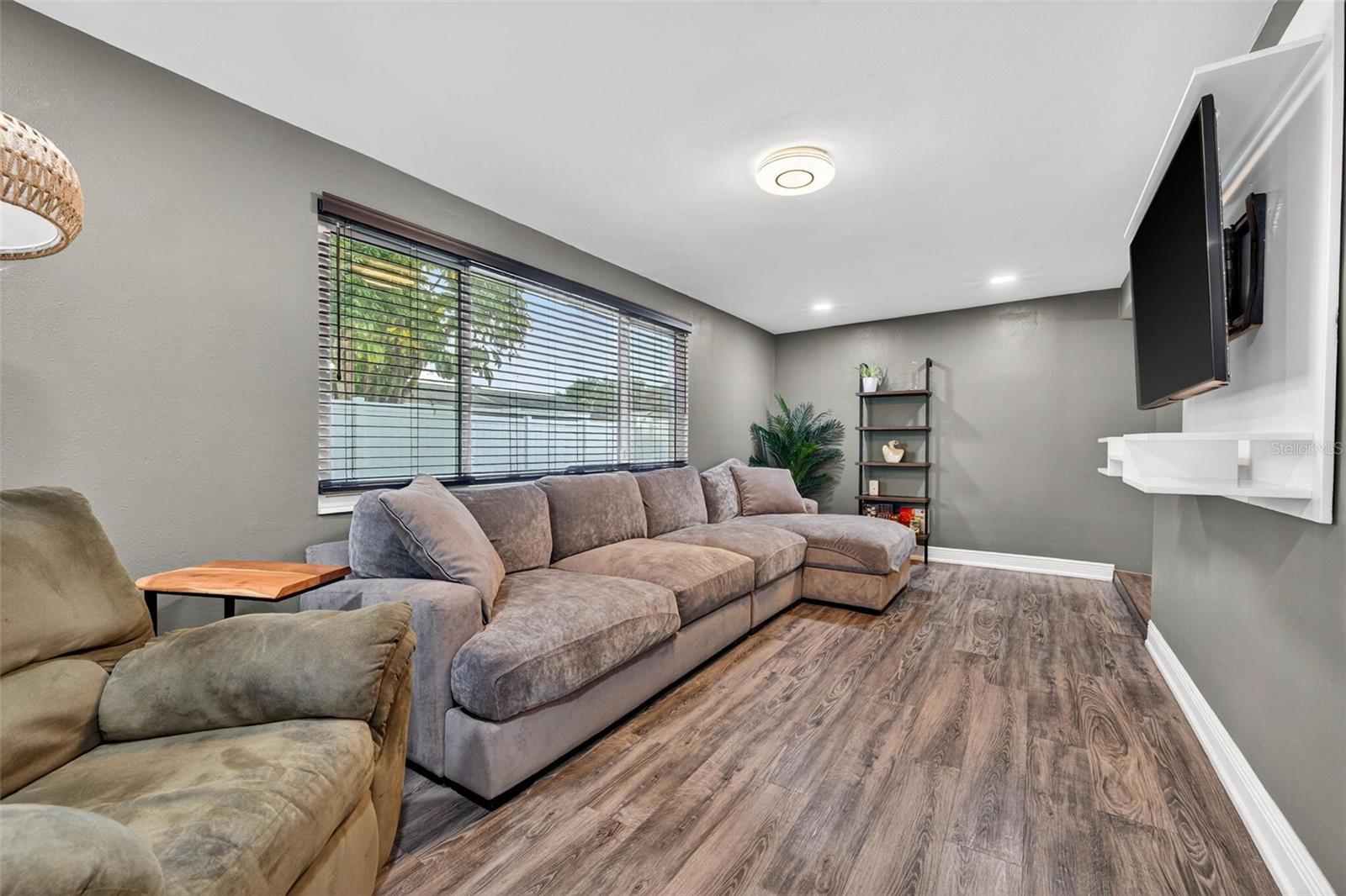 Listing photo id 5 for 2581 Bramblewood Drive W