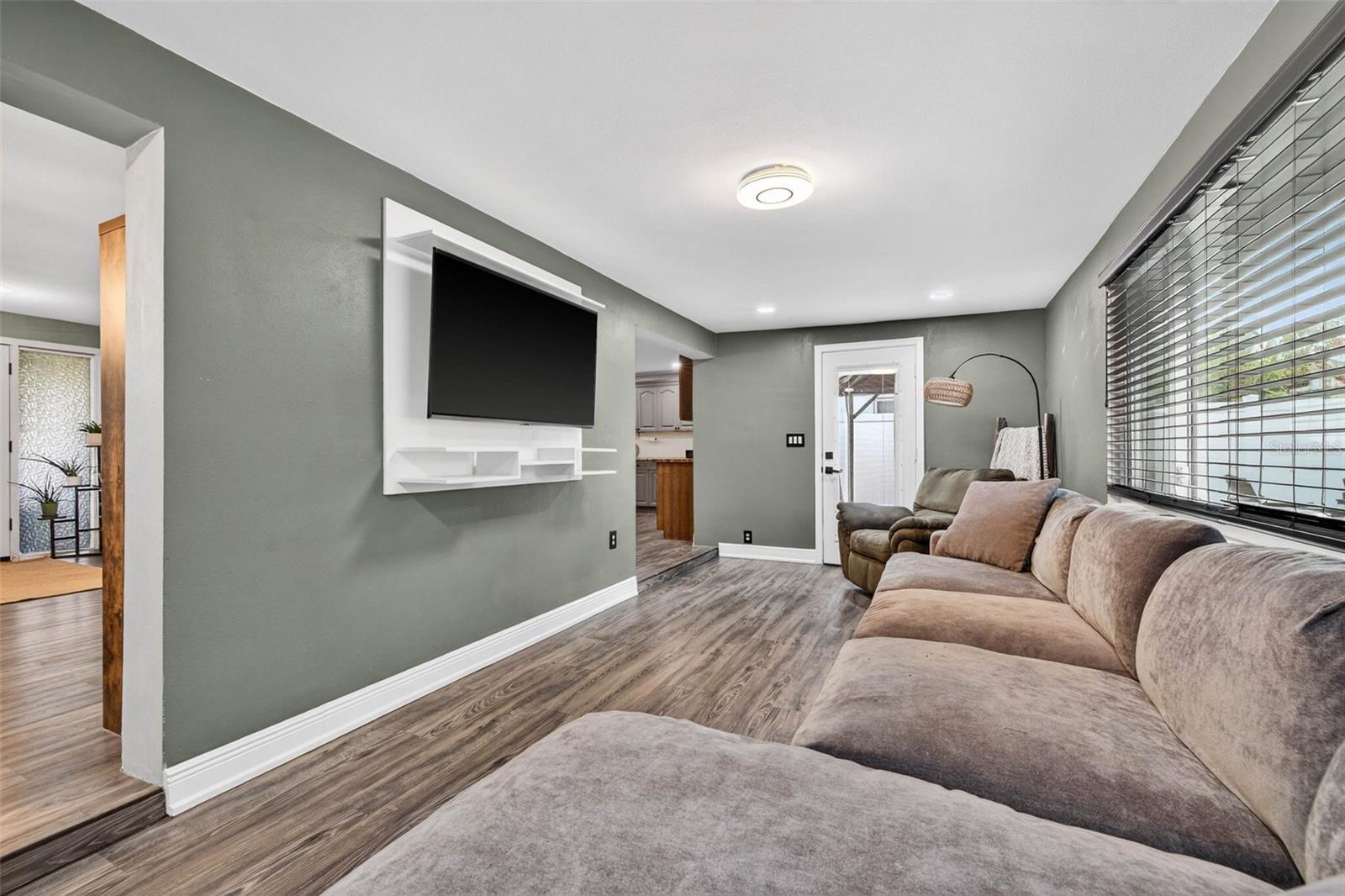 Listing photo id 6 for 2581 Bramblewood Drive W