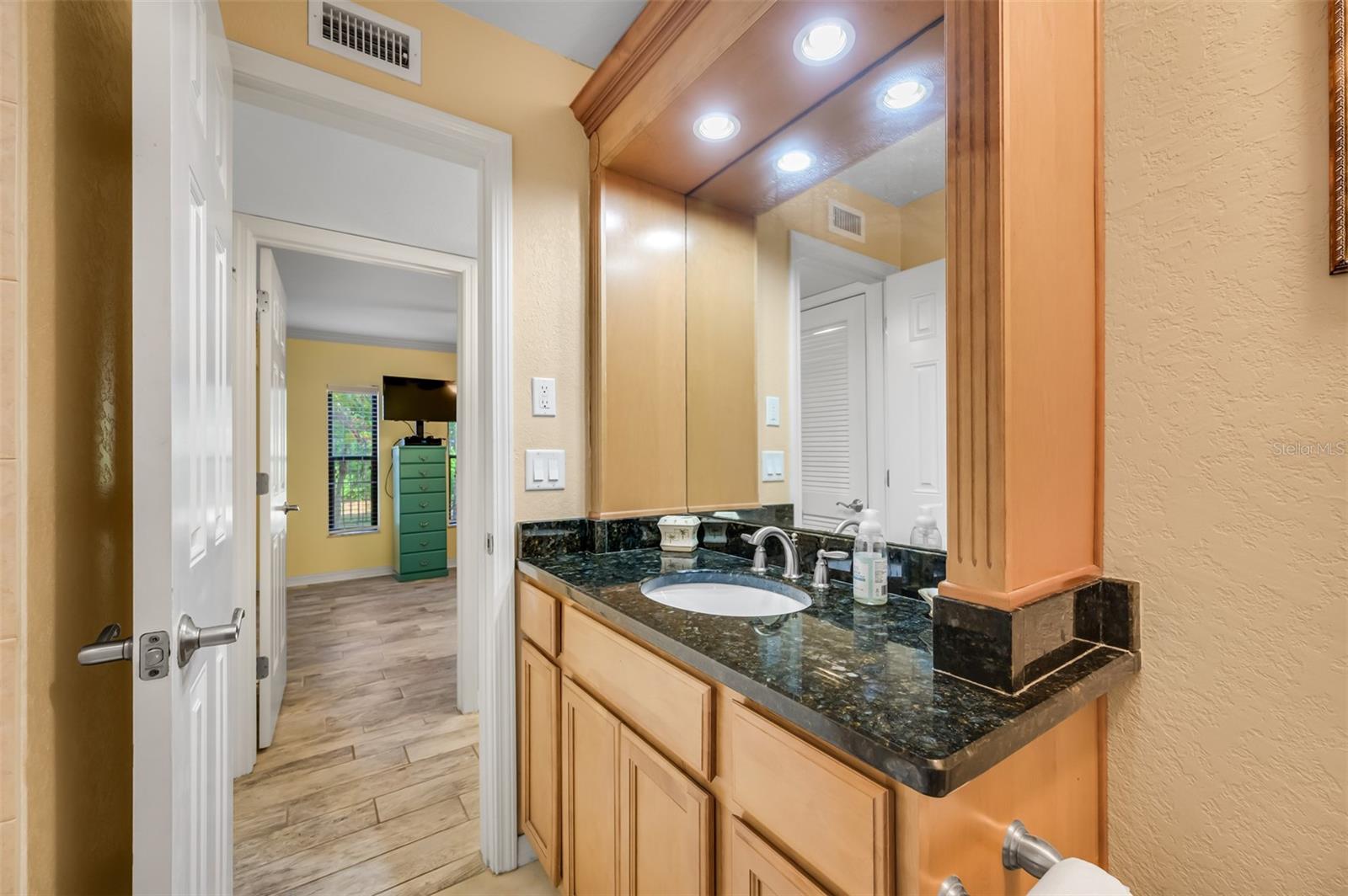 Image 28 of 56 For 708 Lyndhurst  104