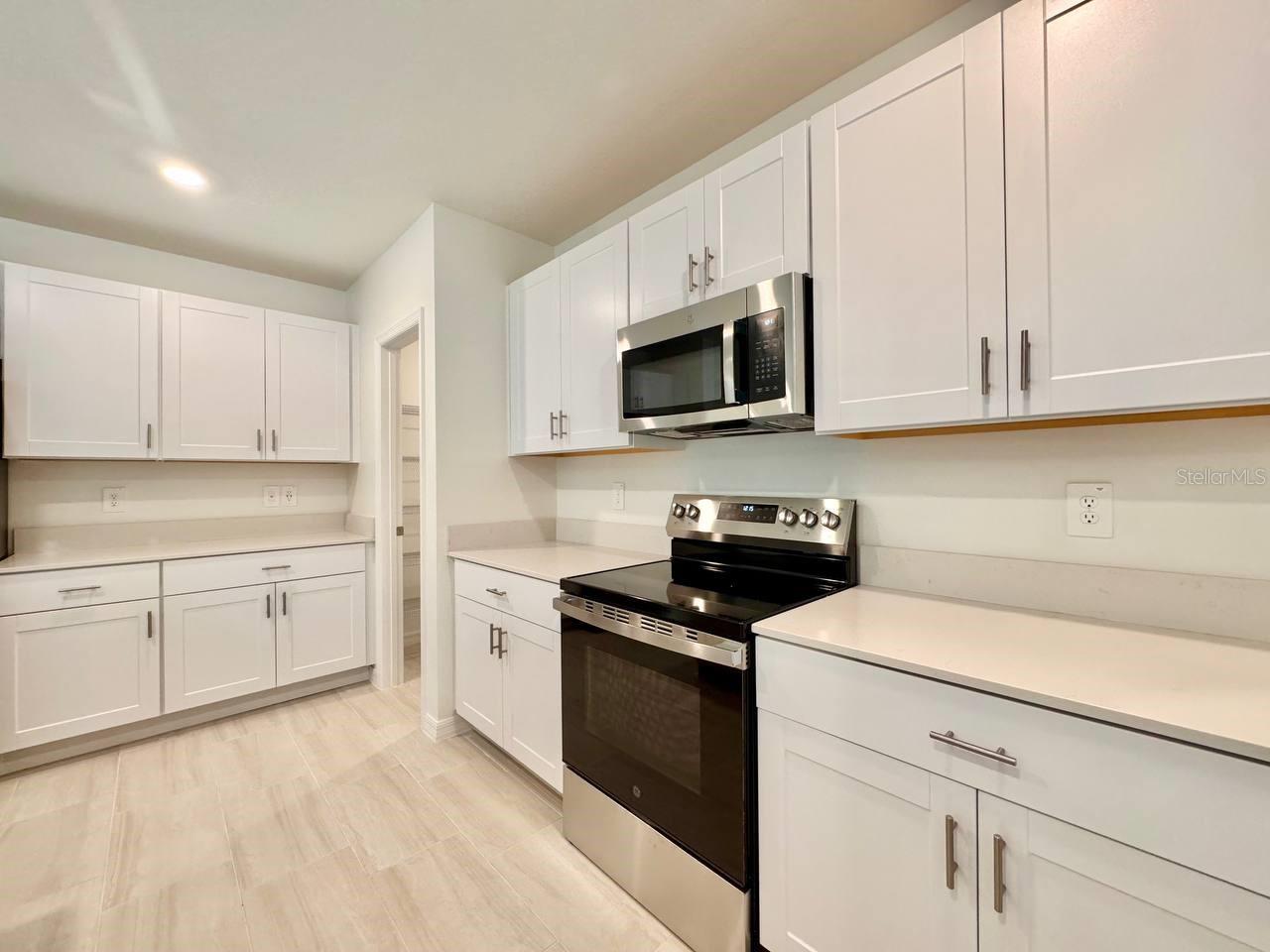 Image 11 of 46 For 17554 Pleasantview Blvd