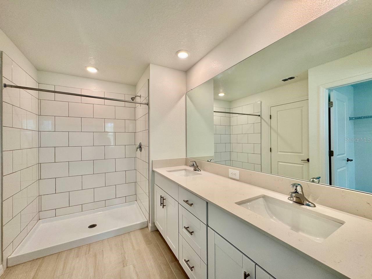 Image 38 of 46 For 17554 Pleasantview Blvd