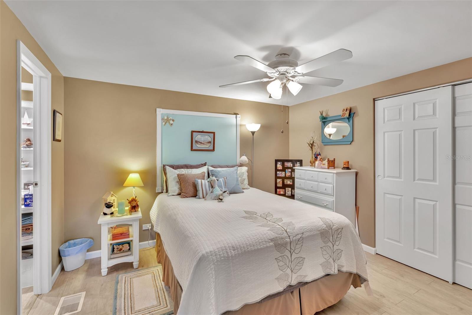 Image 18 of 100 For 400 Vivar  