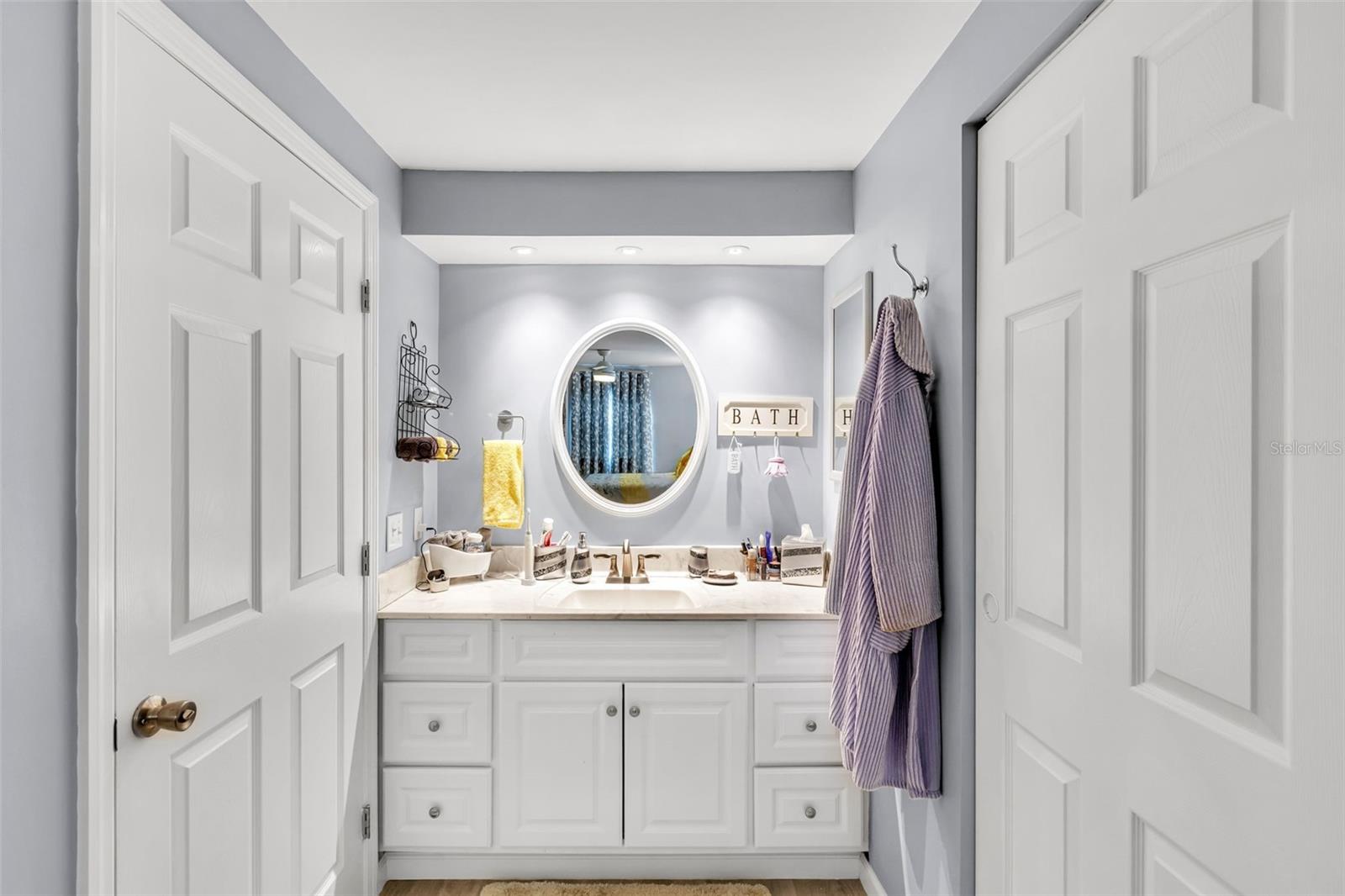 Image 19 of 100 For 400 Vivar  