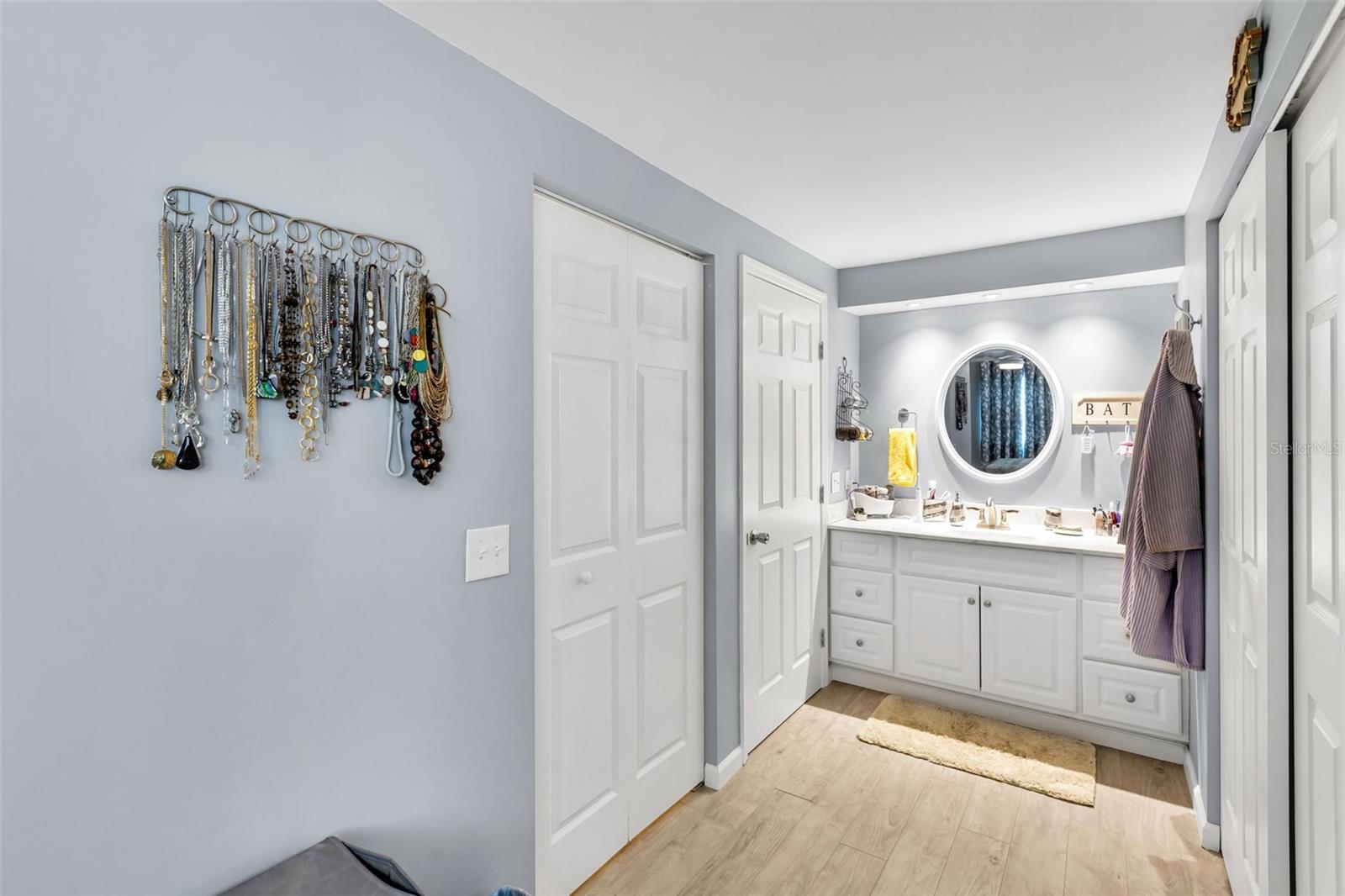 Image 20 of 100 For 400 Vivar  