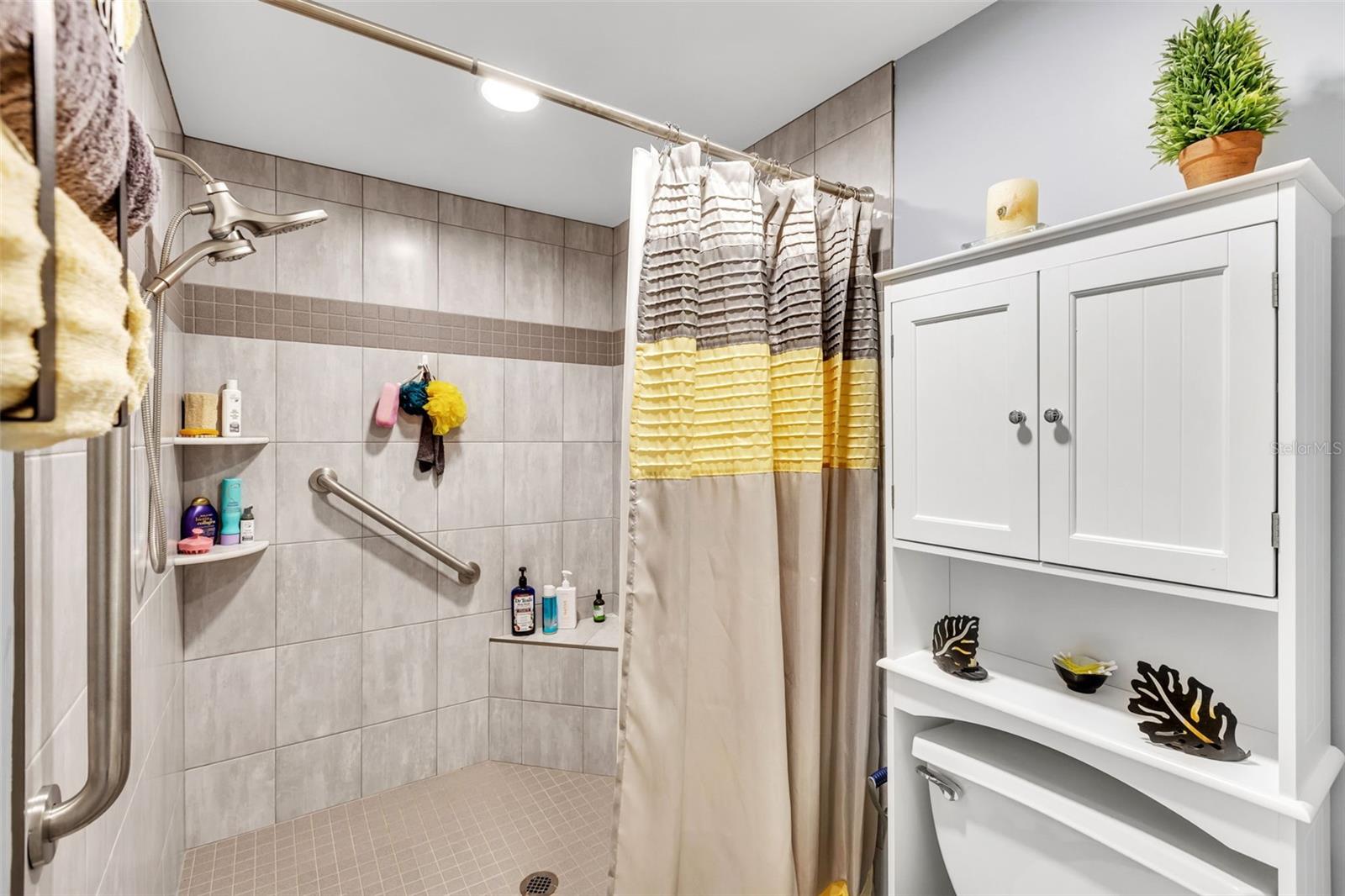 Image 21 of 100 For 400 Vivar  