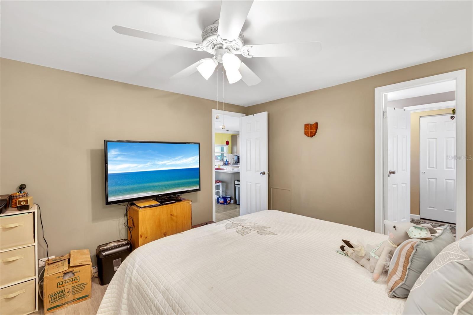 Image 23 of 100 For 400 Vivar  