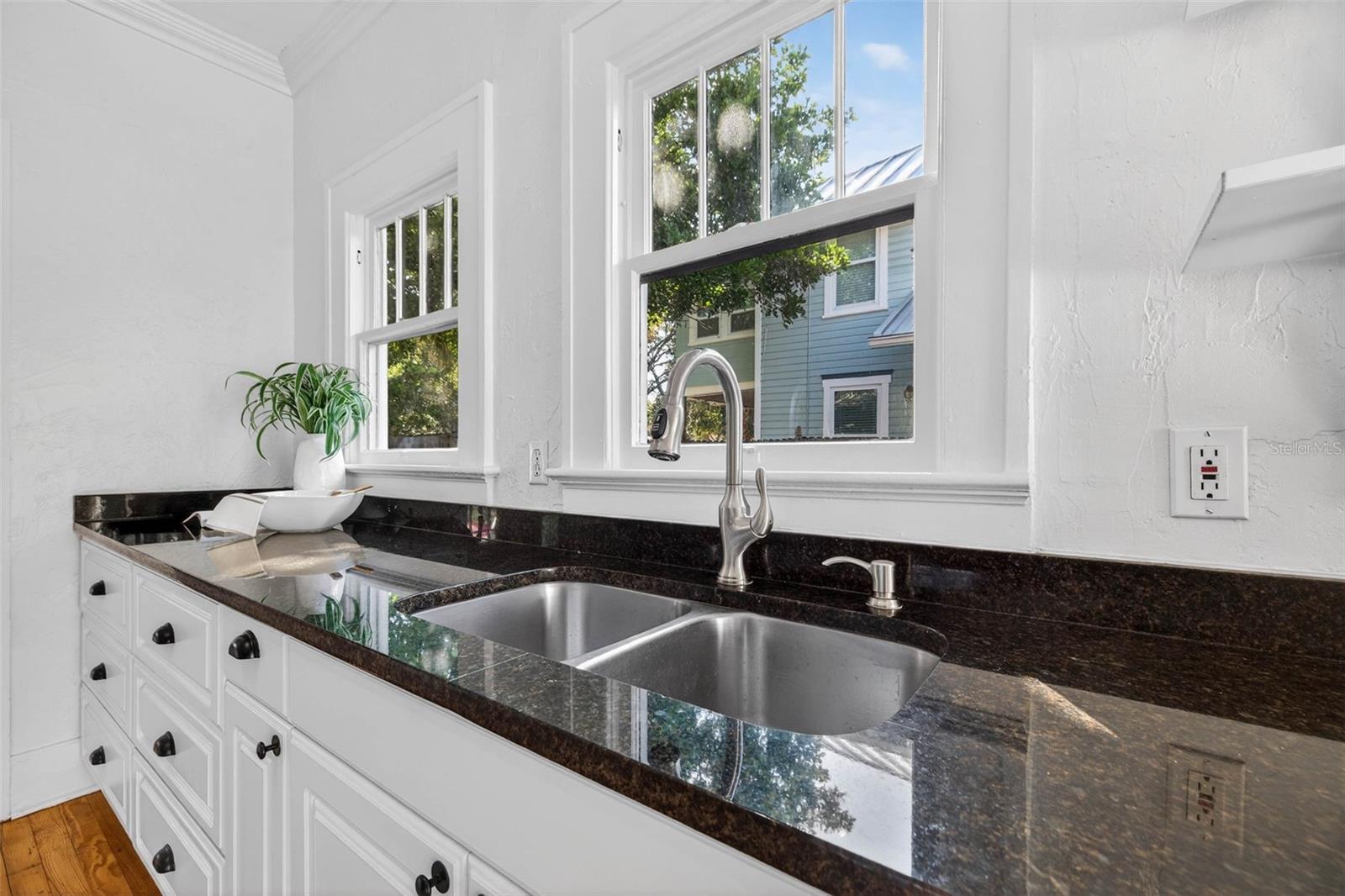 Image 17 of 38 For 736 6th Street N