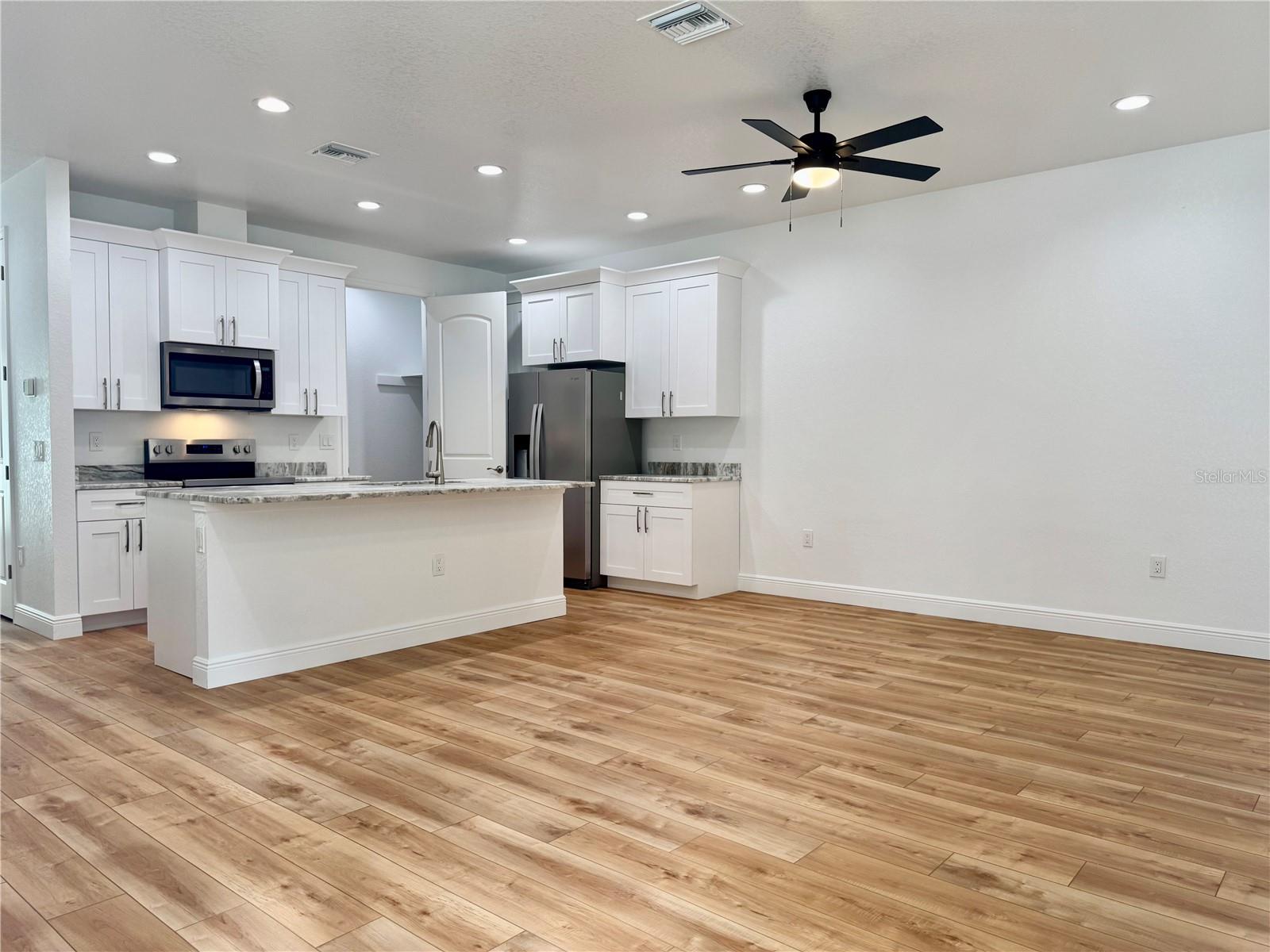 Image 2 of 27 For 704 13th Avenue Nw