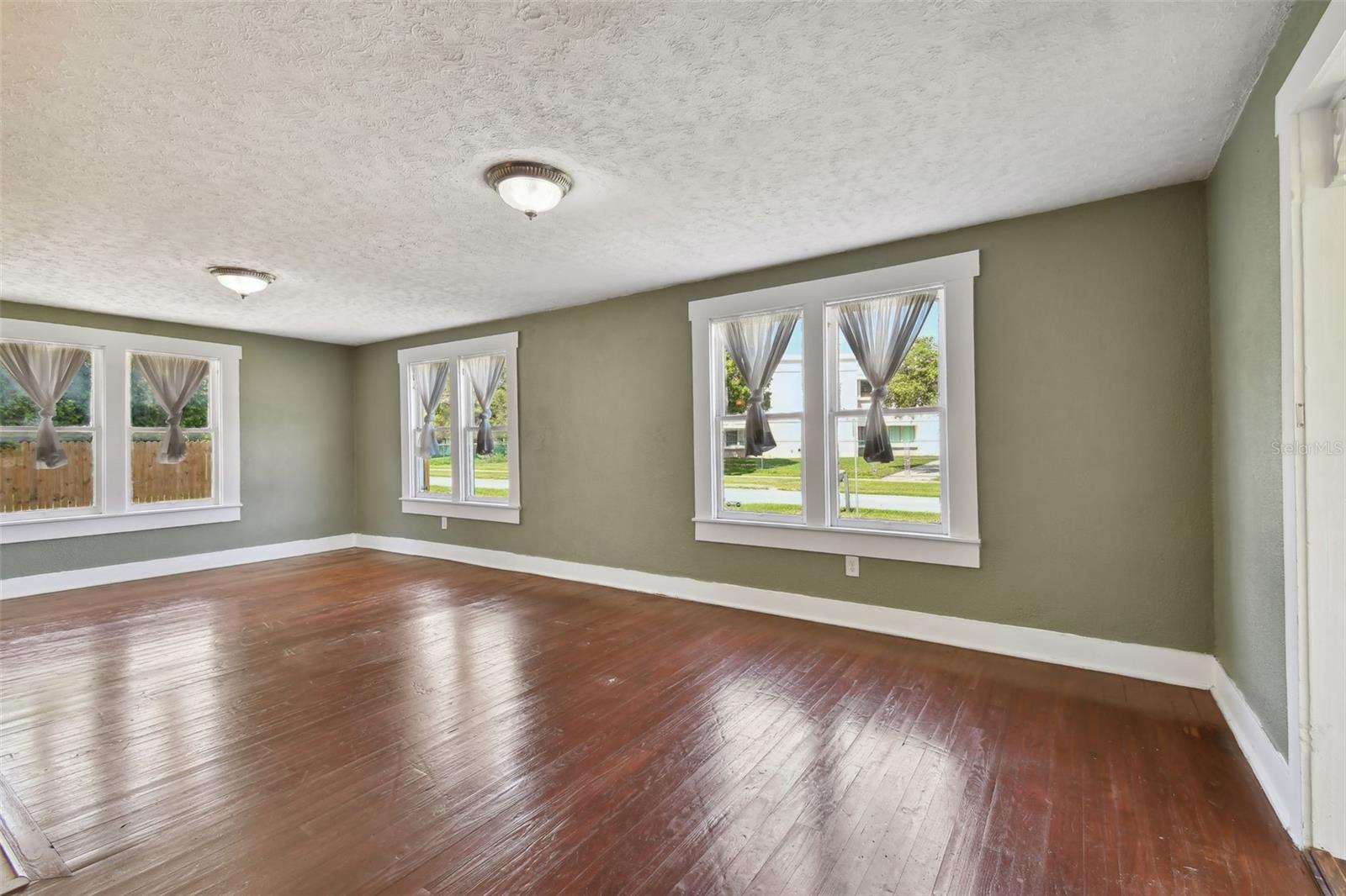 Image 27 of 100 For 1925 52nd Street S