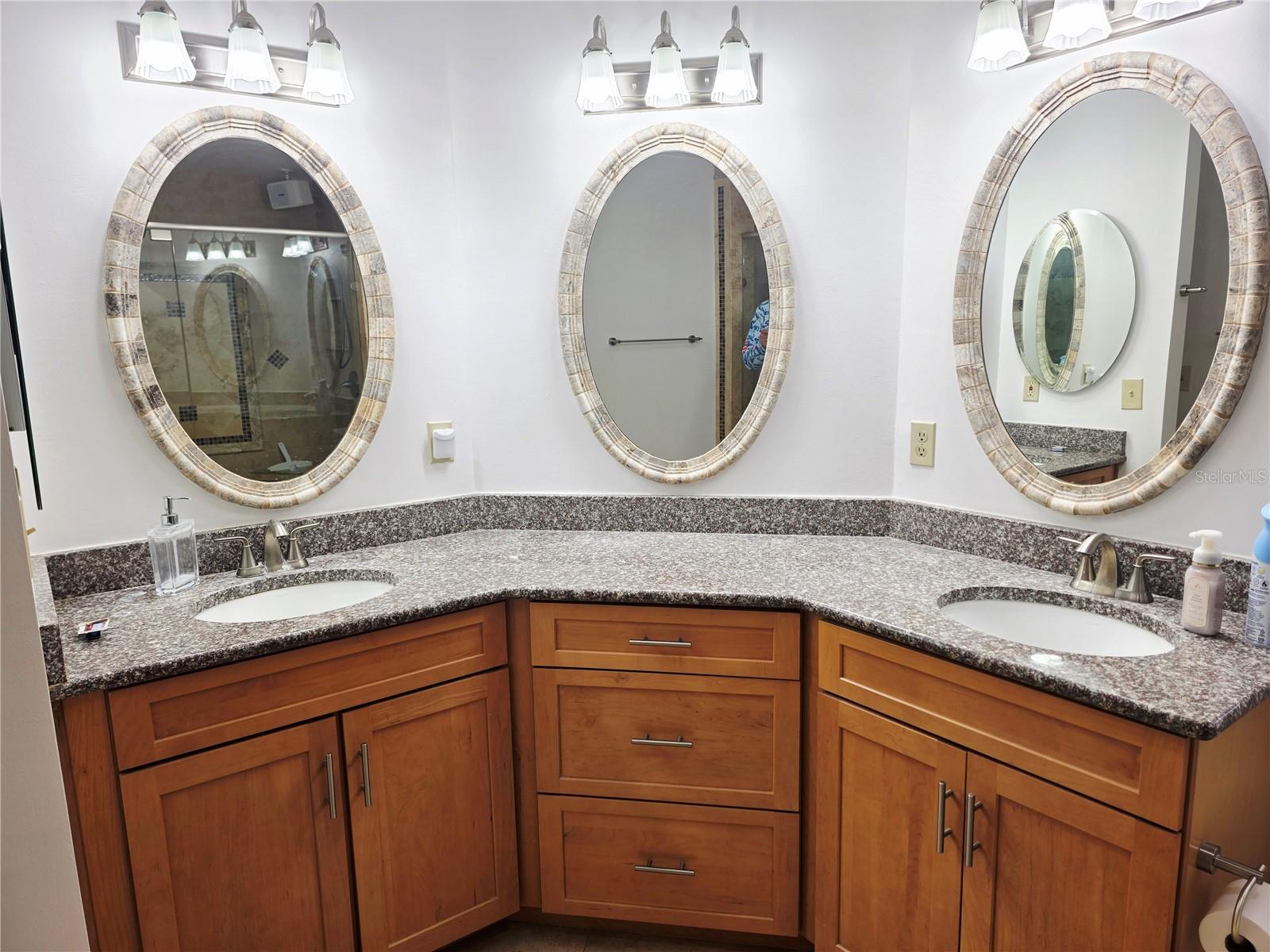 Image 33 of 37 For 1924 New Bedford Drive