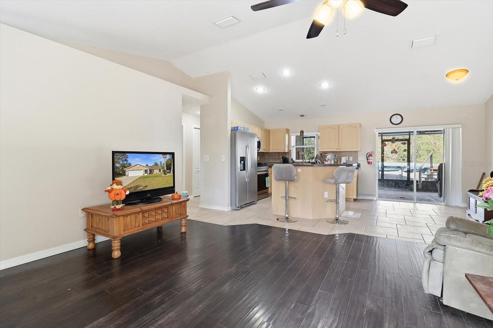 Listing photo id 8 for 2435 Lawrence Court