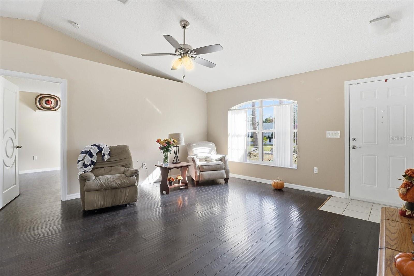 Listing photo id 9 for 2435 Lawrence Court