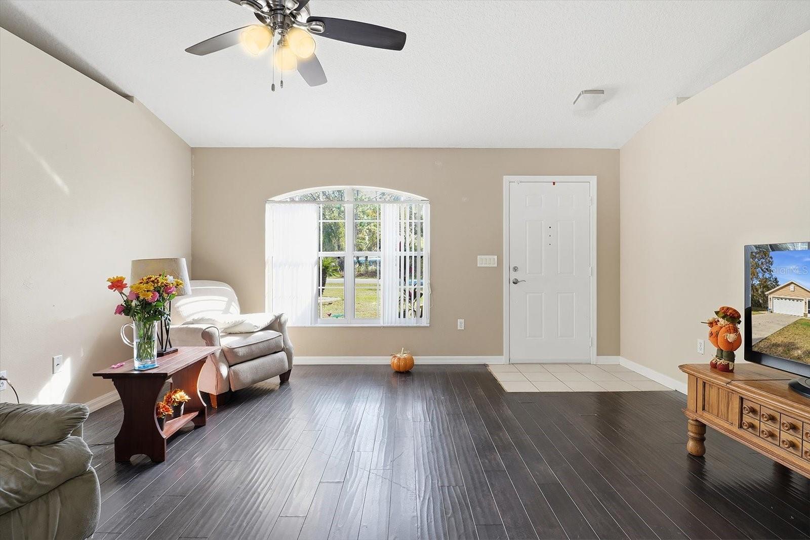 Listing photo id 10 for 2435 Lawrence Court