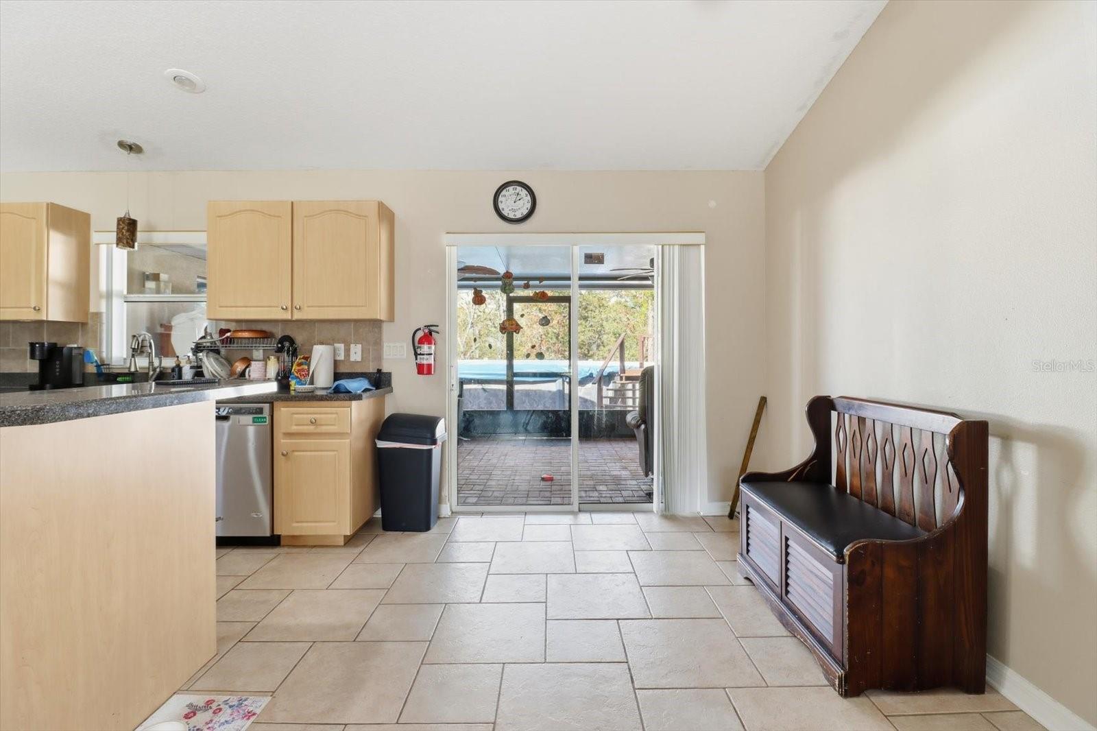 Listing photo id 11 for 2435 Lawrence Court