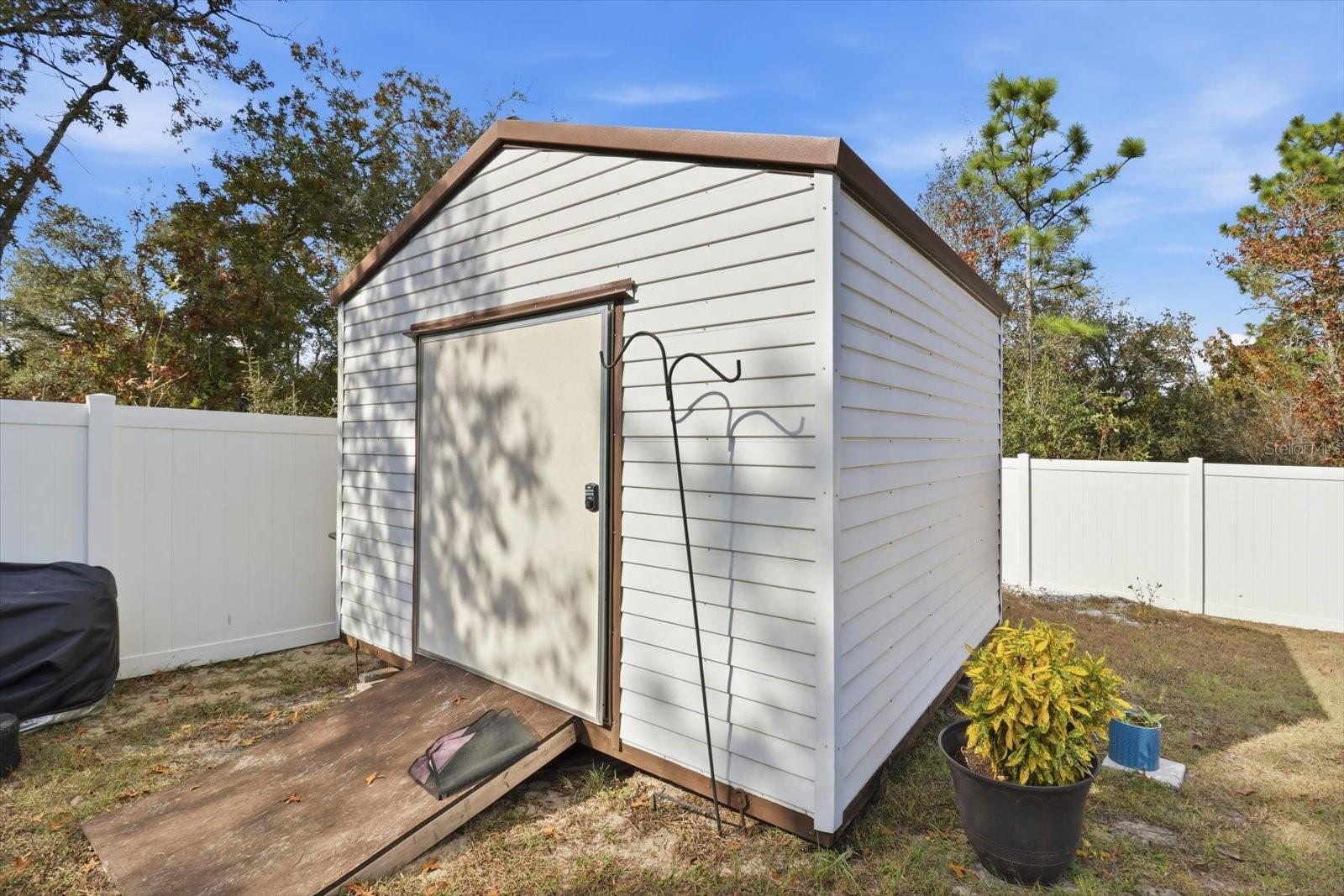 Listing photo id 35 for 2435 Lawrence Court