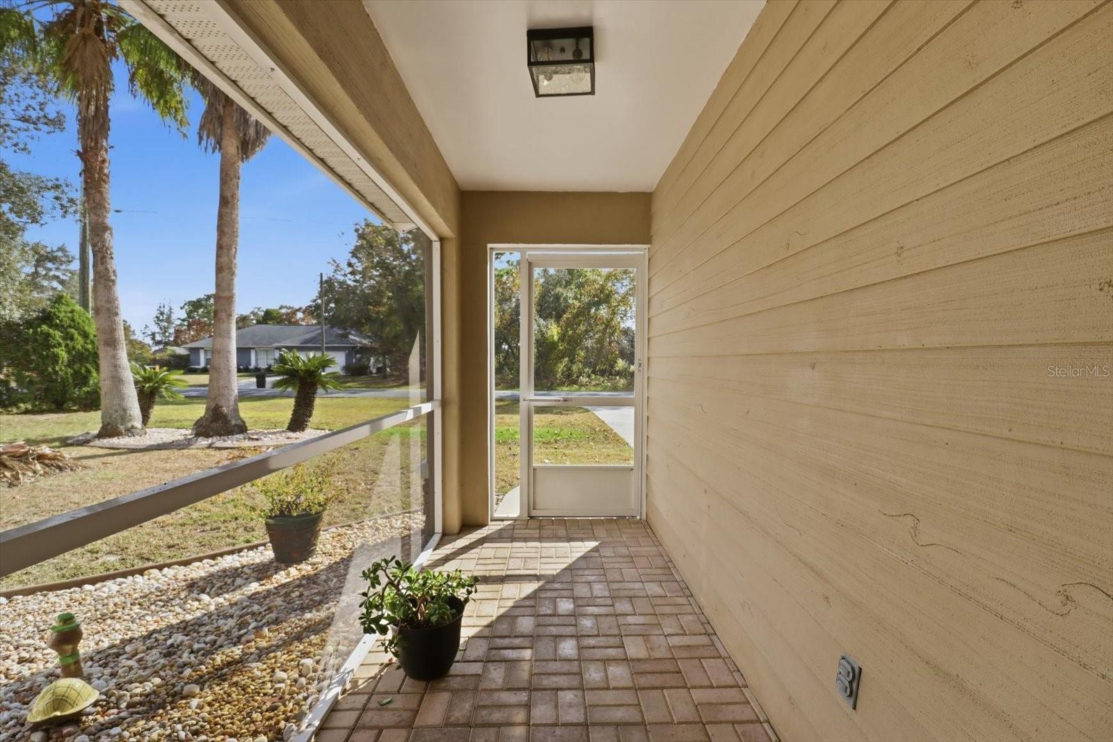 Listing photo id 5 for 2435 Lawrence Court