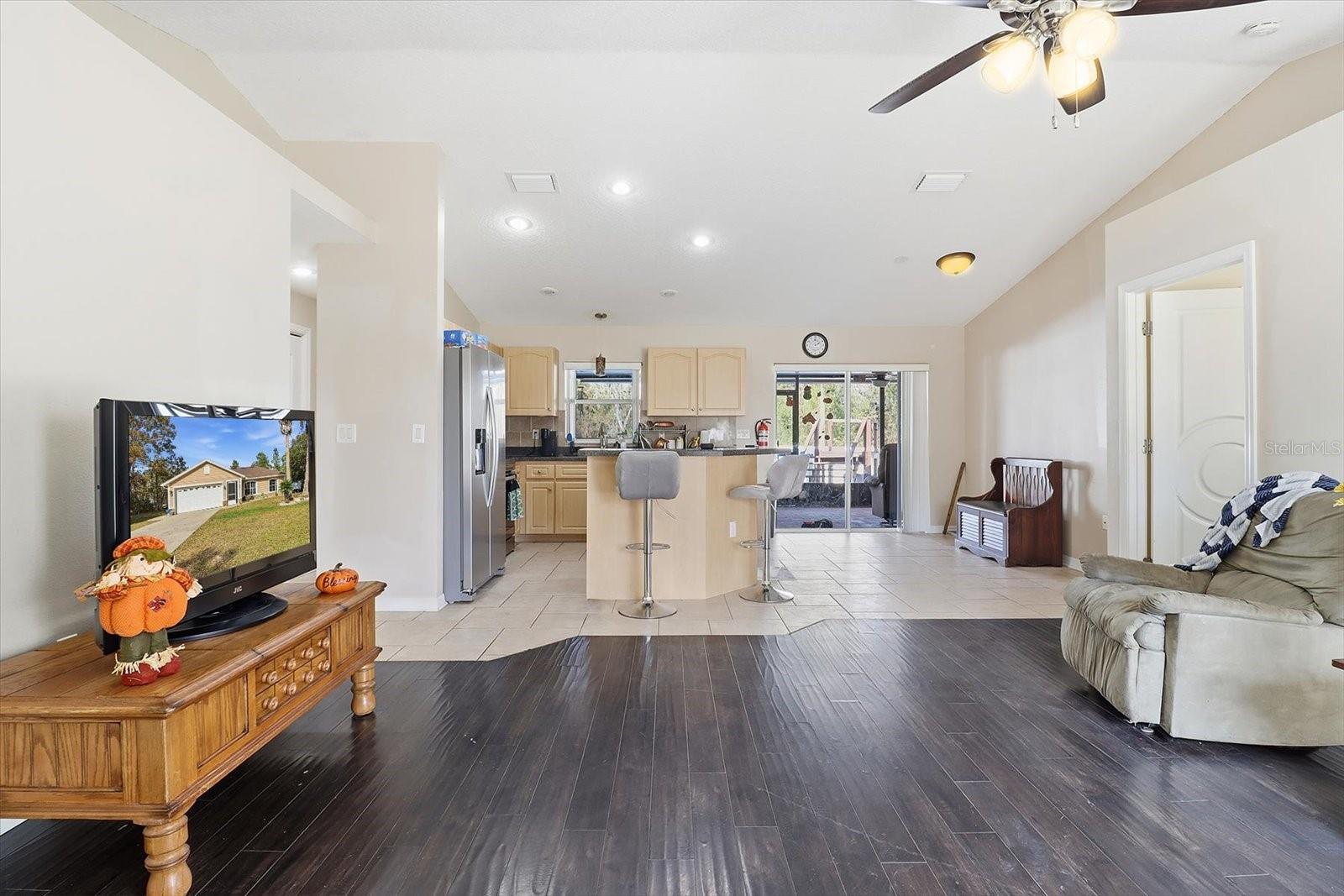 Listing photo id 7 for 2435 Lawrence Court