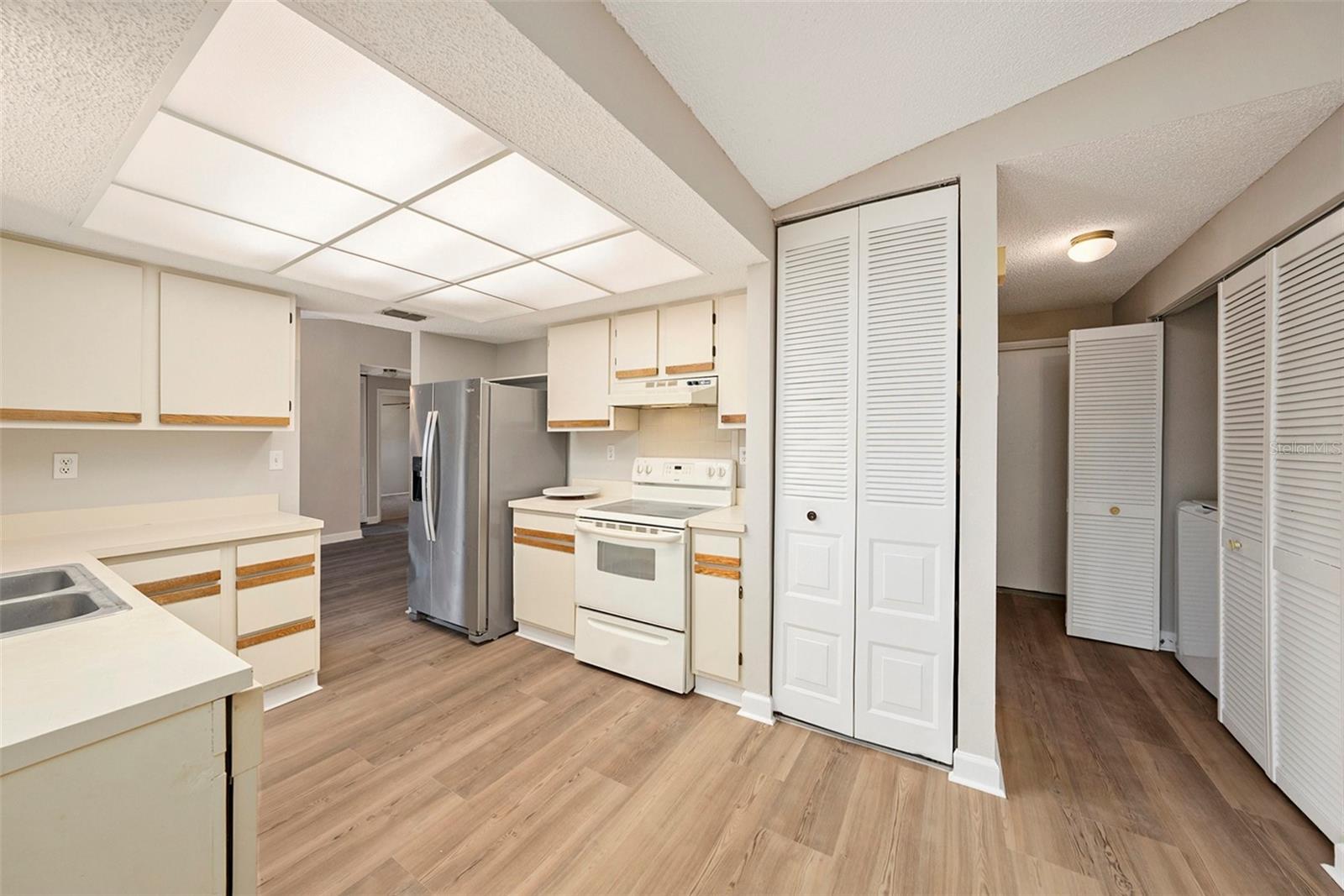 Image 11 of 25 For 814 Satinleaf Avenue