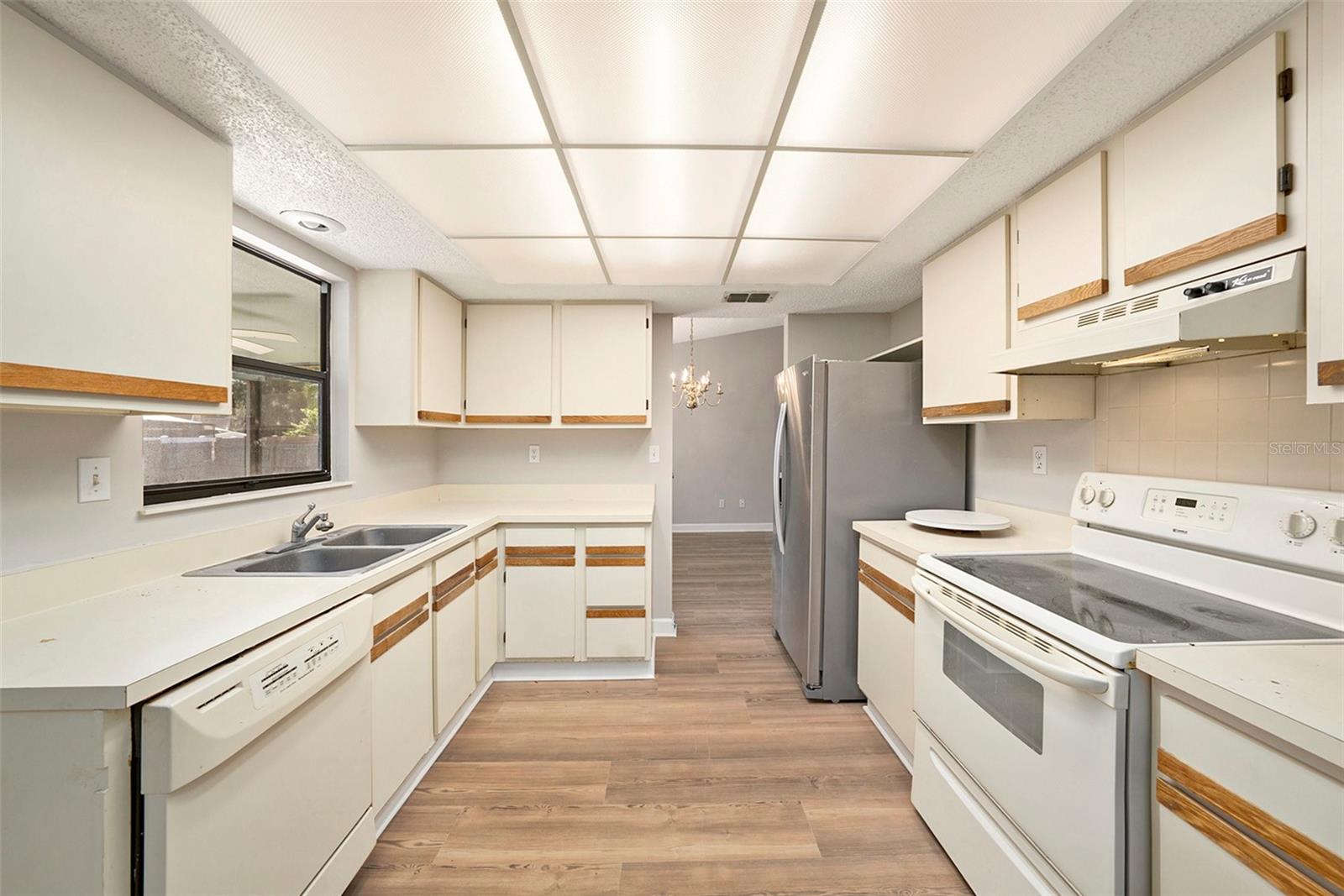 Image 12 of 25 For 814 Satinleaf Avenue