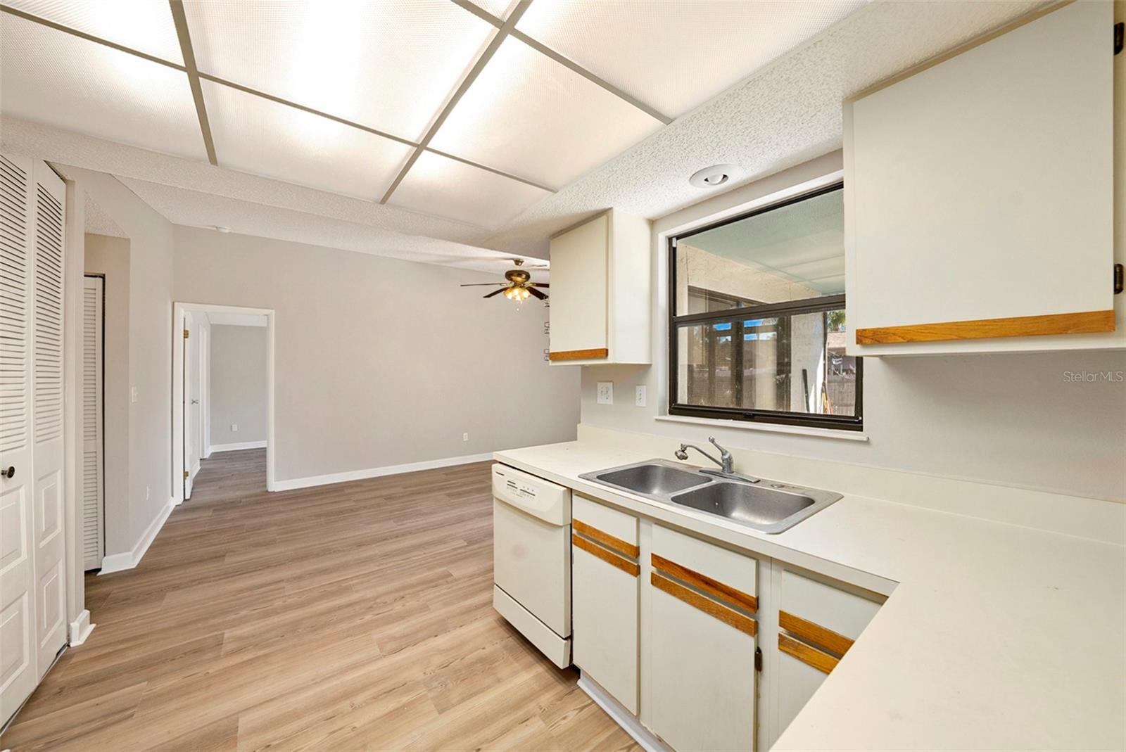 Image 13 of 25 For 814 Satinleaf Avenue