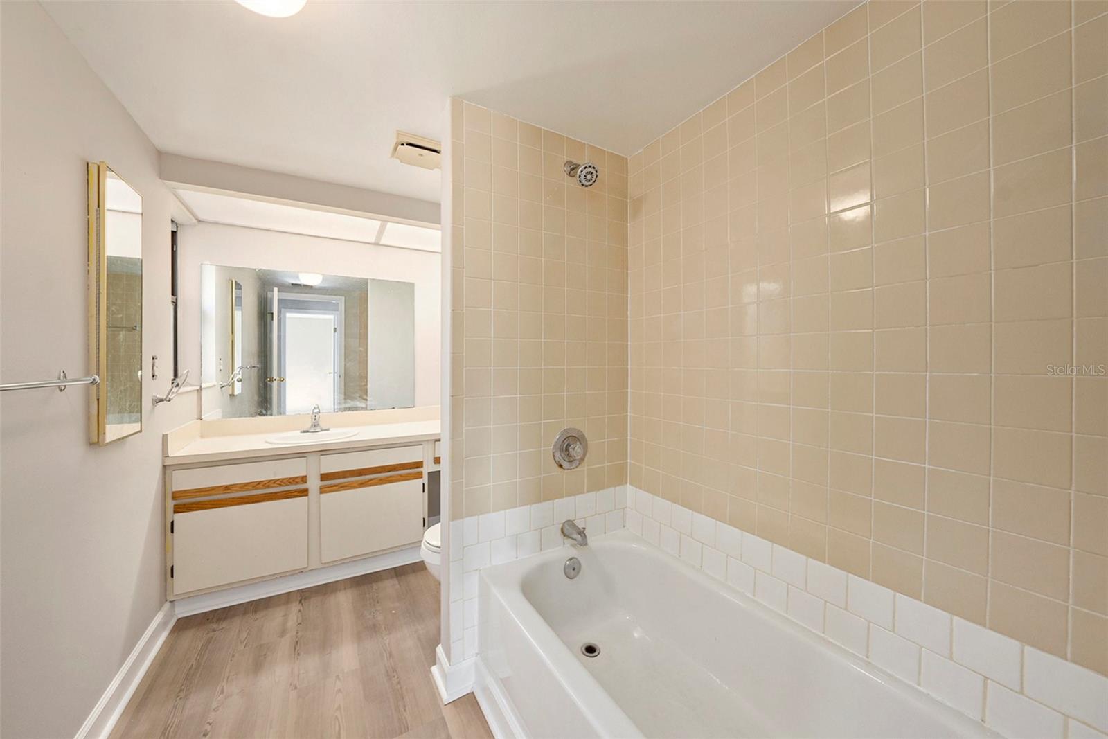 Image 16 of 25 For 814 Satinleaf Avenue