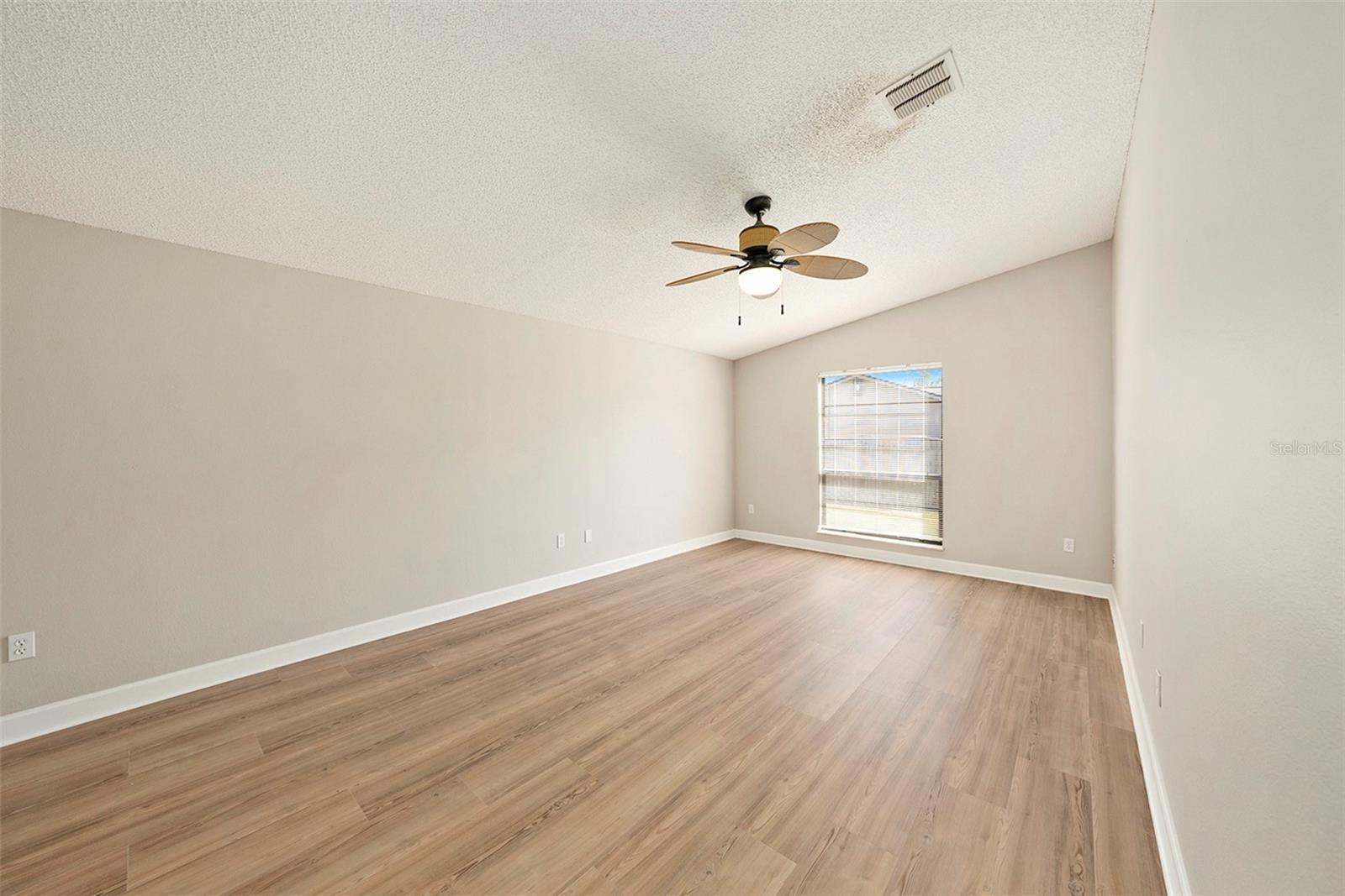 Image 17 of 25 For 814 Satinleaf Avenue