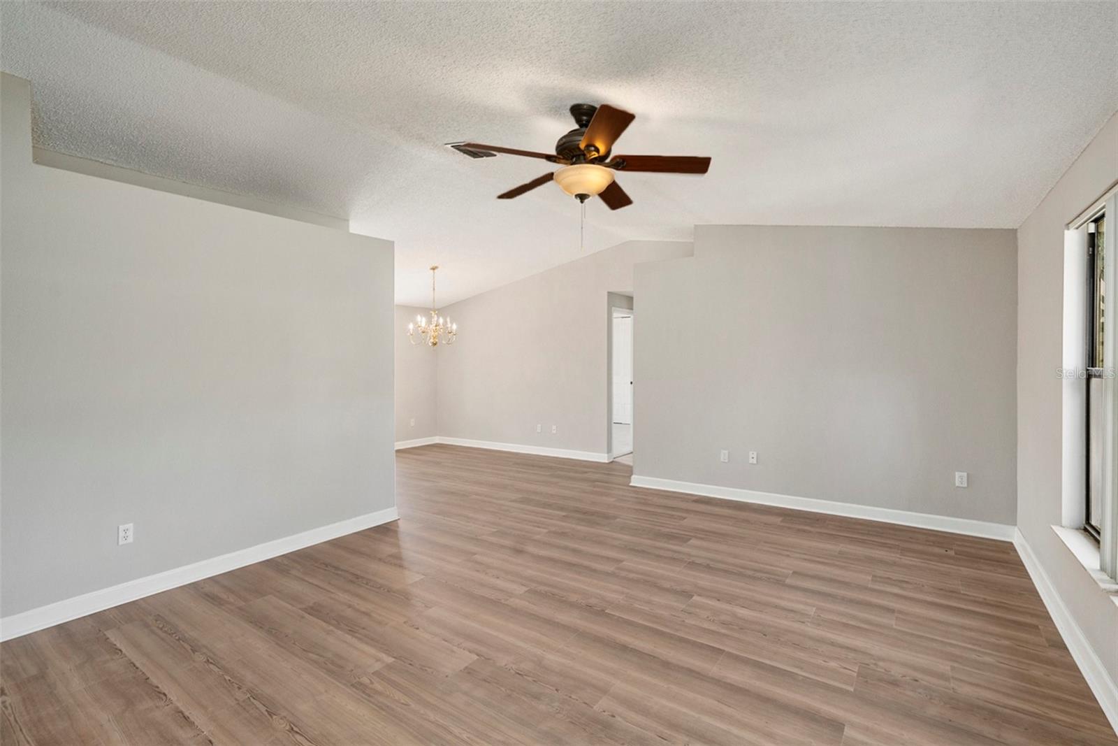 Image 5 of 25 For 814 Satinleaf Avenue