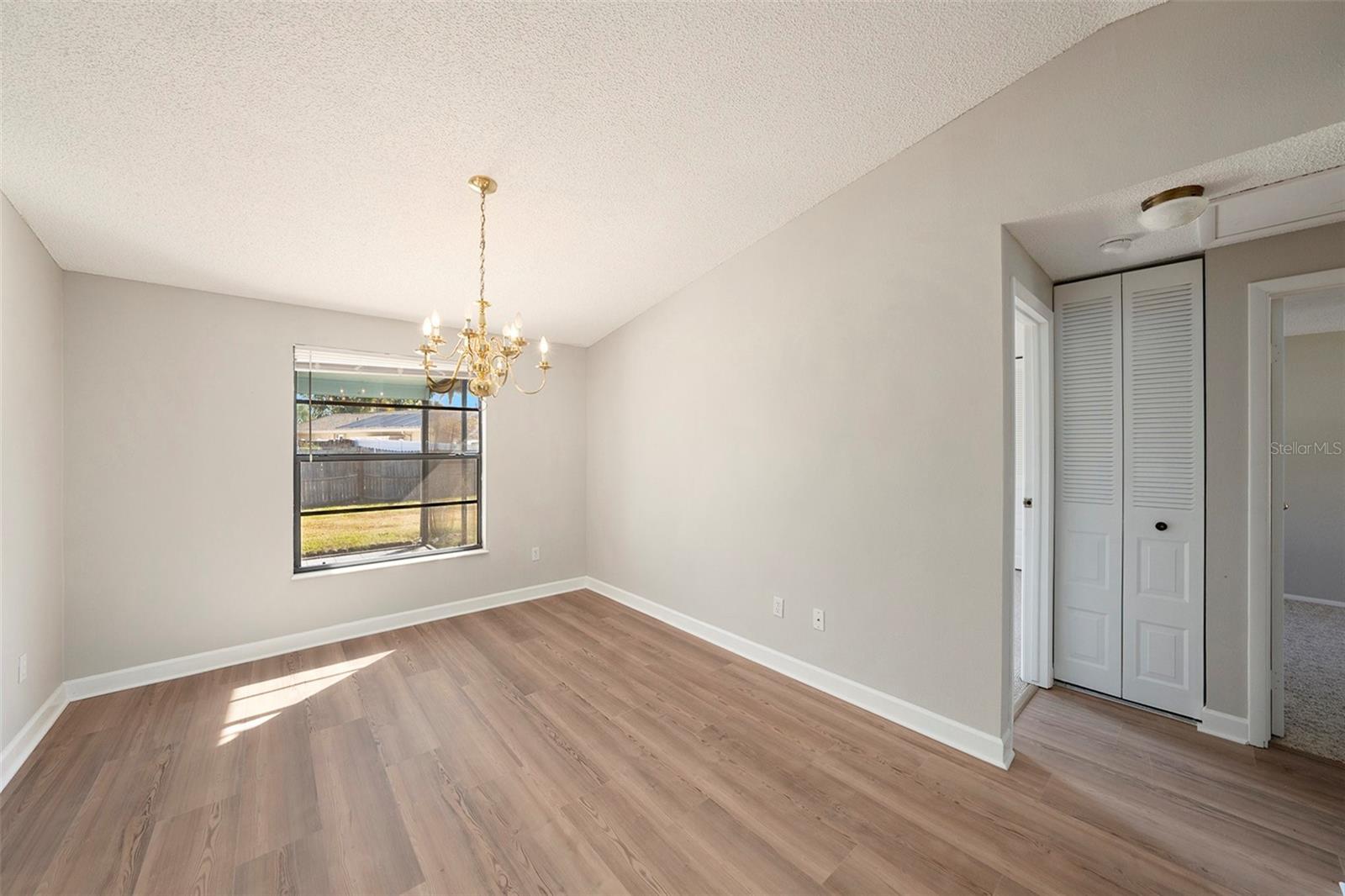 Image 7 of 25 For 814 Satinleaf Avenue