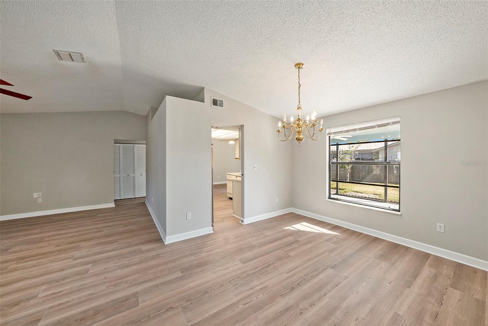 Image 8 of 25 For 814 Satinleaf Avenue