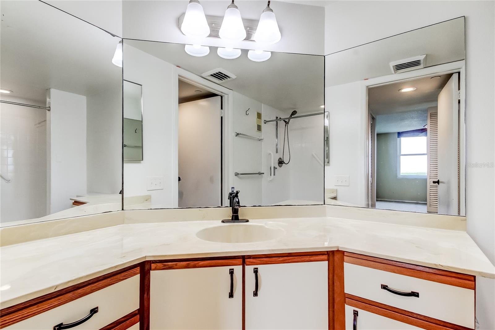 Image 15 of 40 For 2333 Feather Sound Drive B503