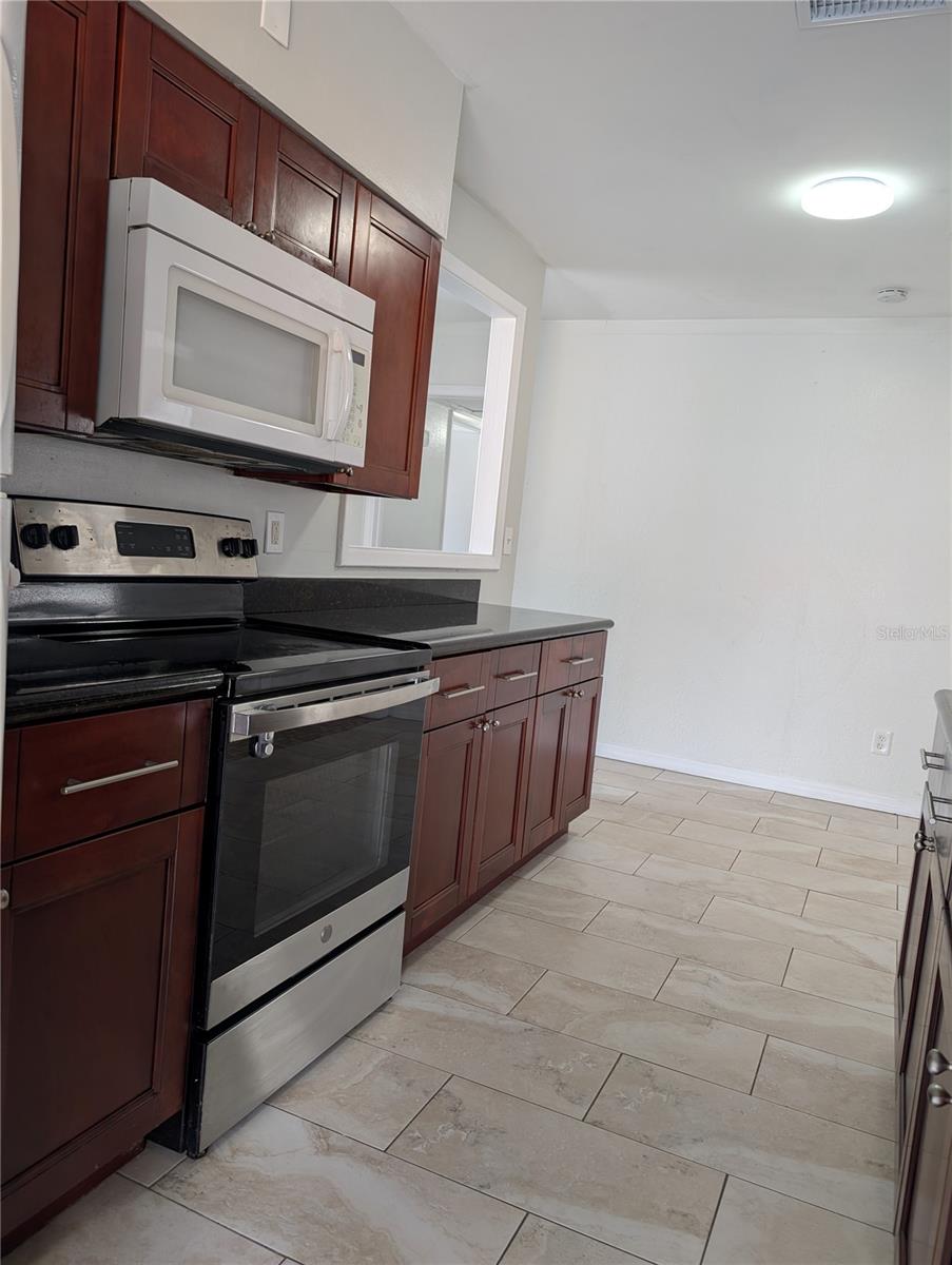 Listing photo id 9 for 7328 Kingsbury Circle