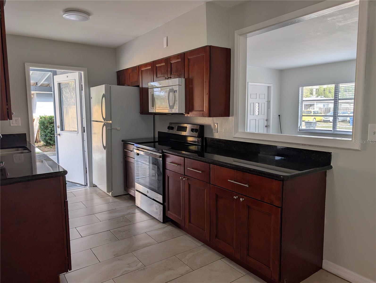 Listing photo id 11 for 7328 Kingsbury Circle