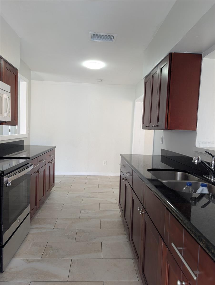 Listing photo id 12 for 7328 Kingsbury Circle