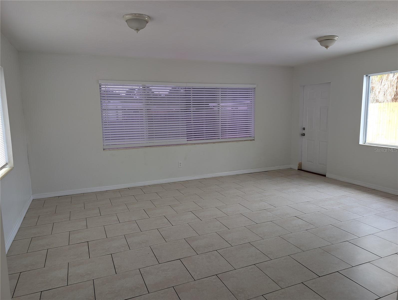 Listing photo id 13 for 7328 Kingsbury Circle