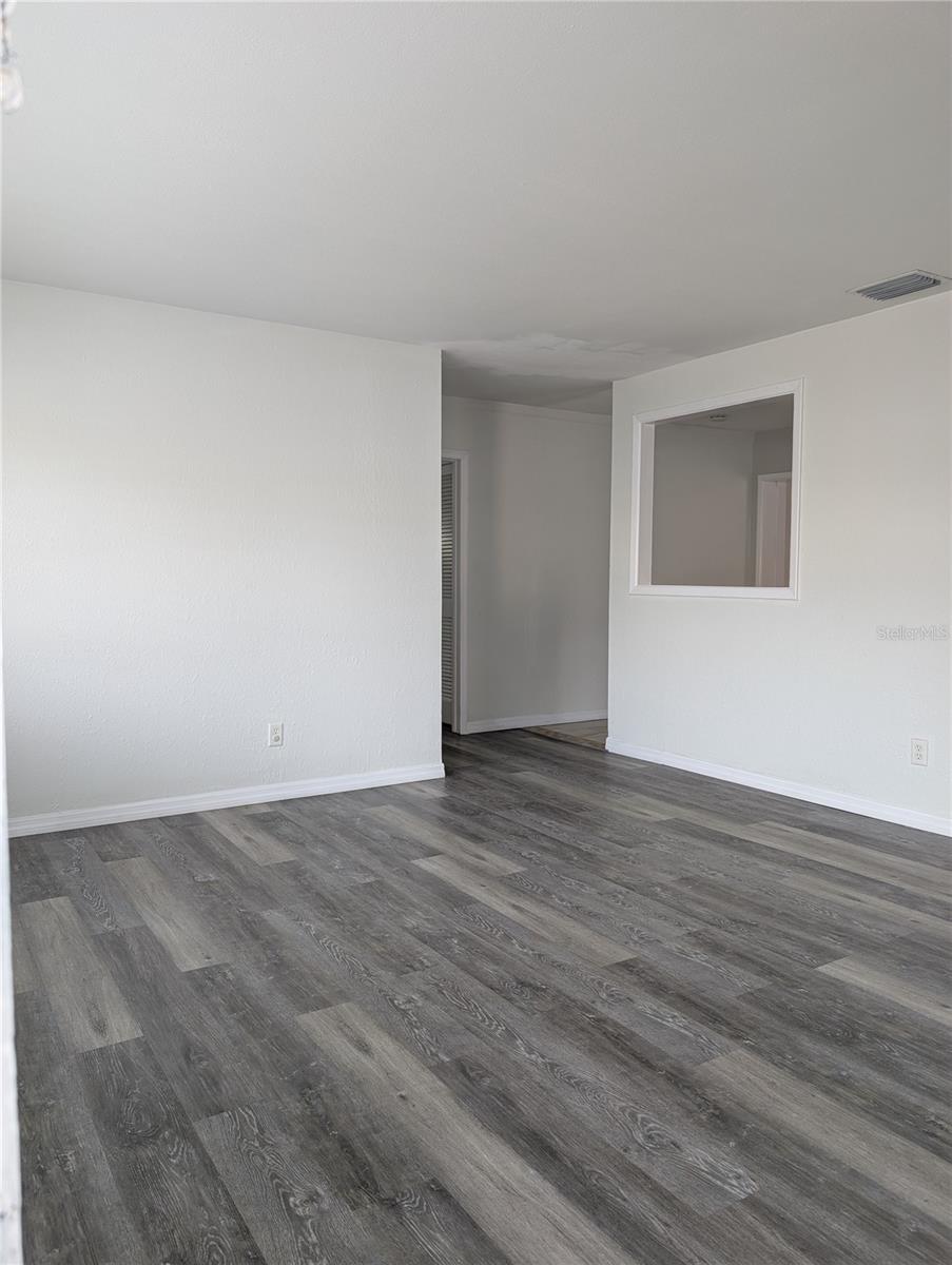 Listing photo id 6 for 7328 Kingsbury Circle