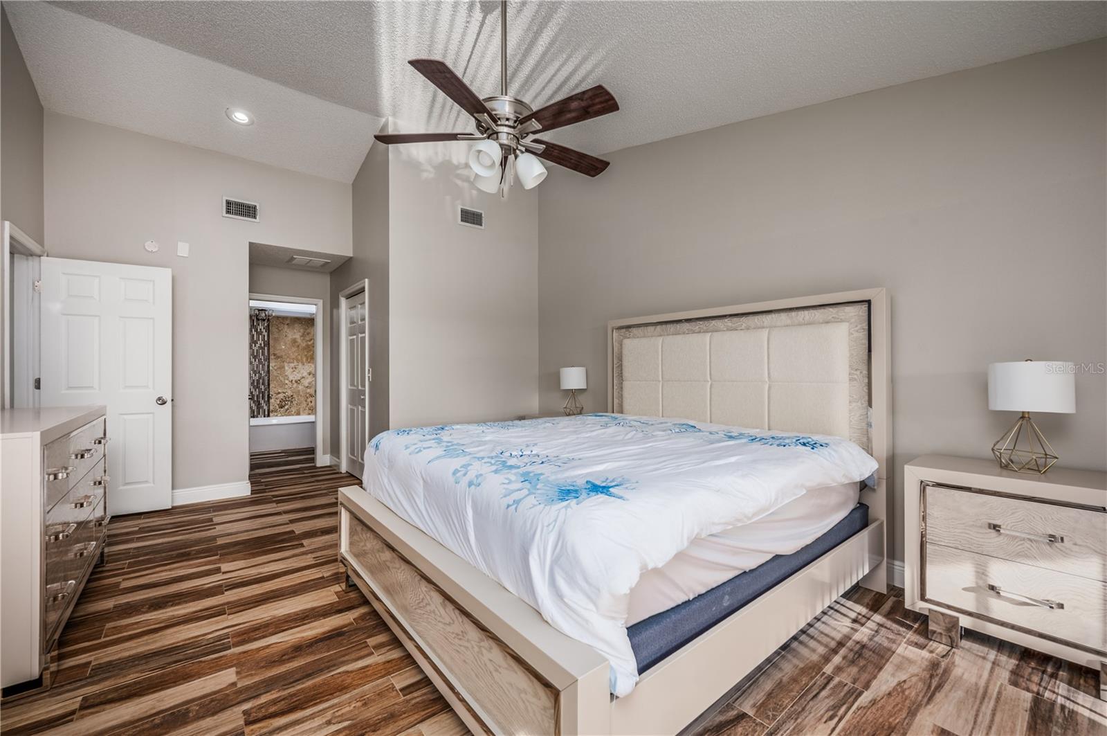 Image 17 of 36 For 930 Symphony Isles Boulevard