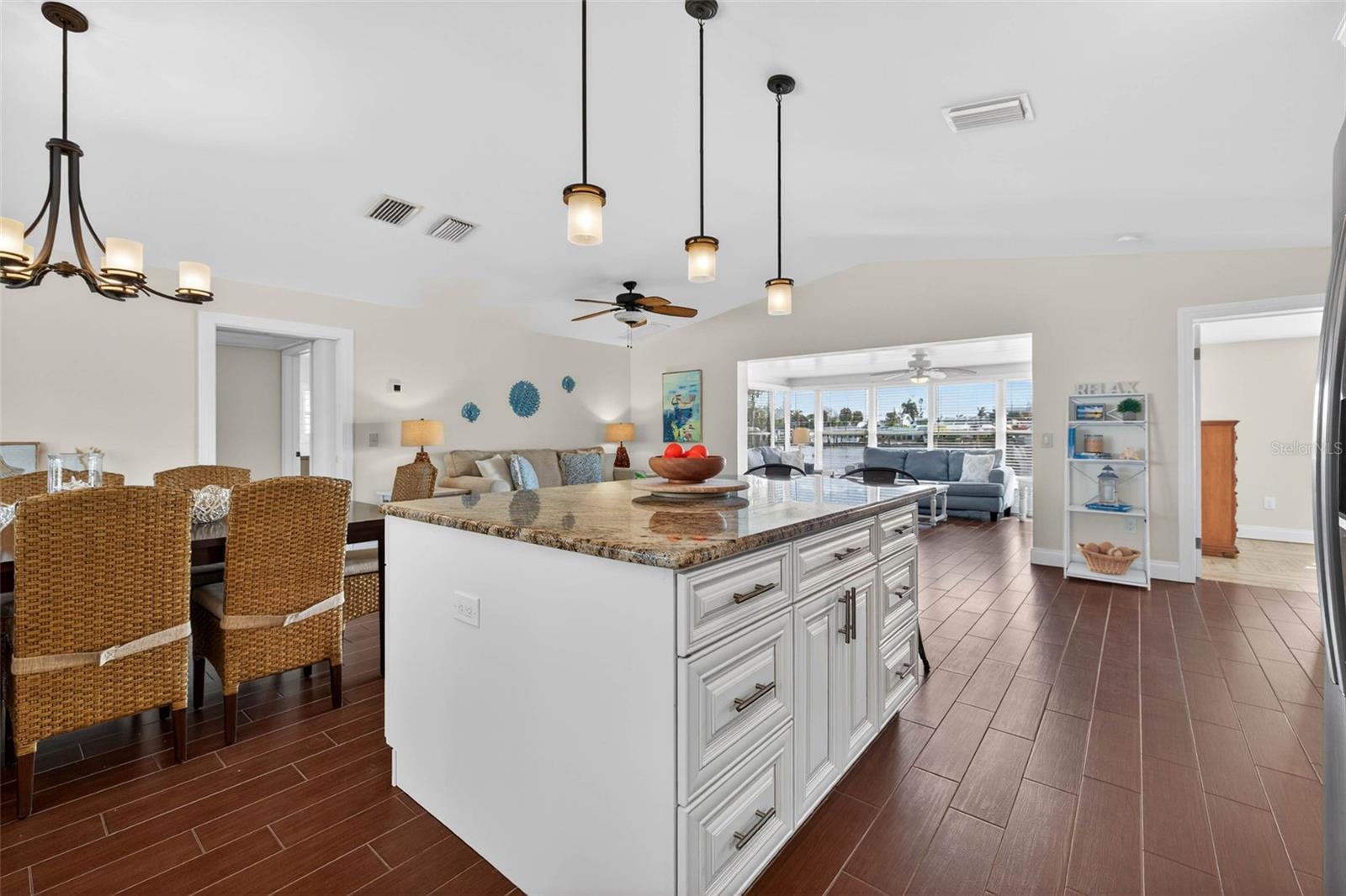 Image 23 of 51 For 333 La Hacienda Drive