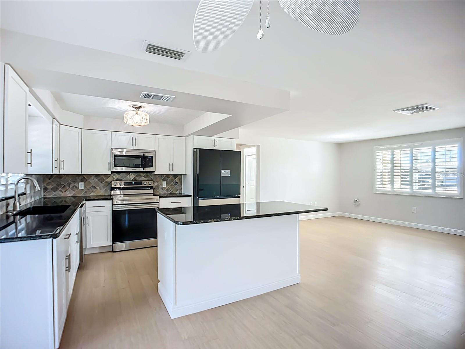 Listing photo id 11 for 607 Emerald Lane