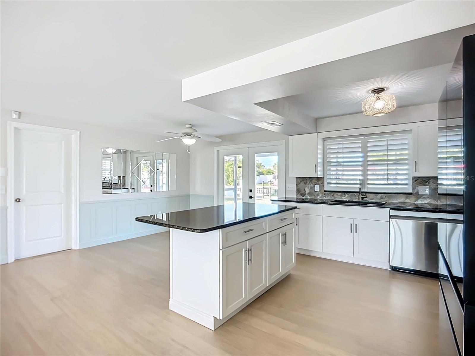 Listing photo id 12 for 607 Emerald Lane