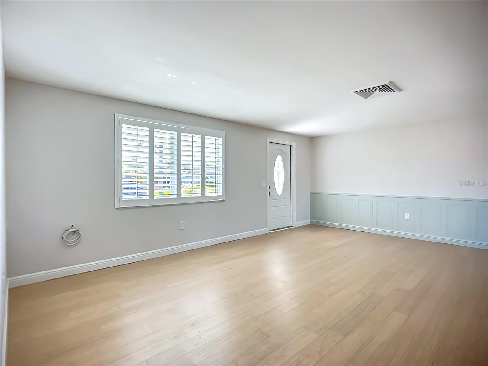 Listing photo id 14 for 607 Emerald Lane