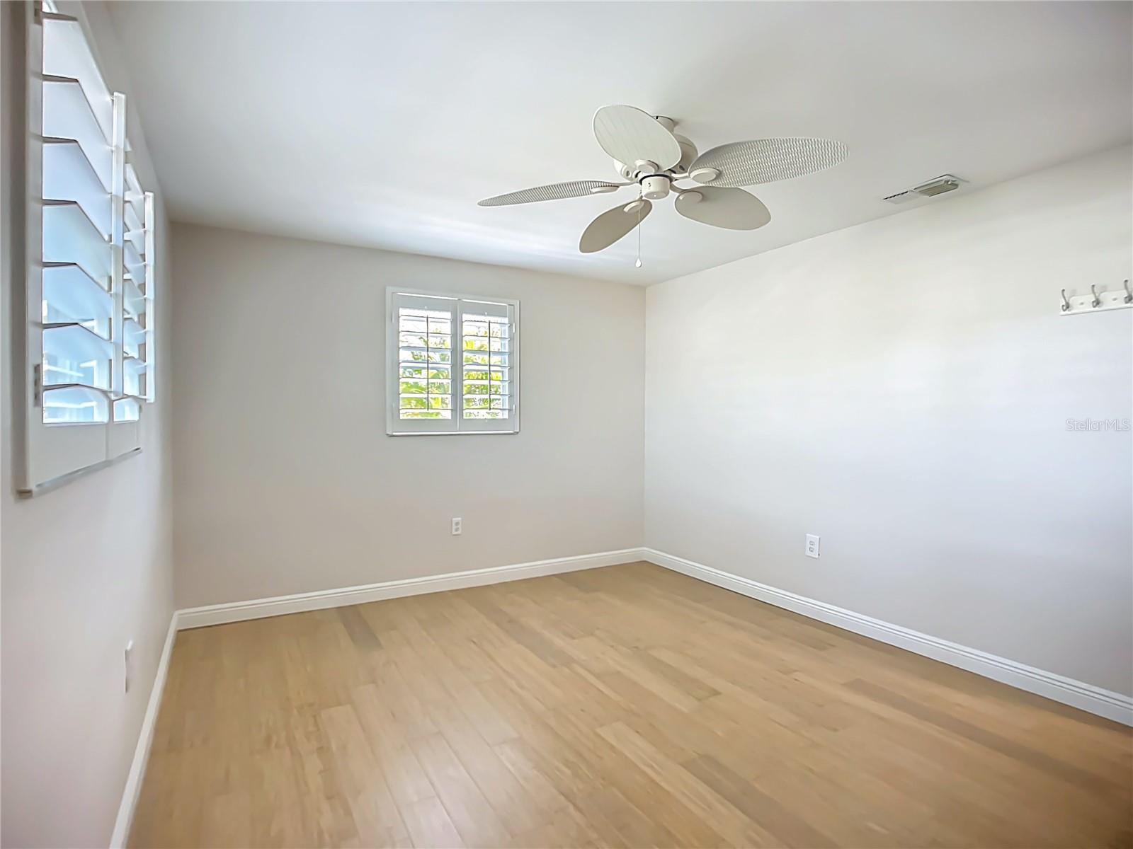 Listing photo id 18 for 607 Emerald Lane