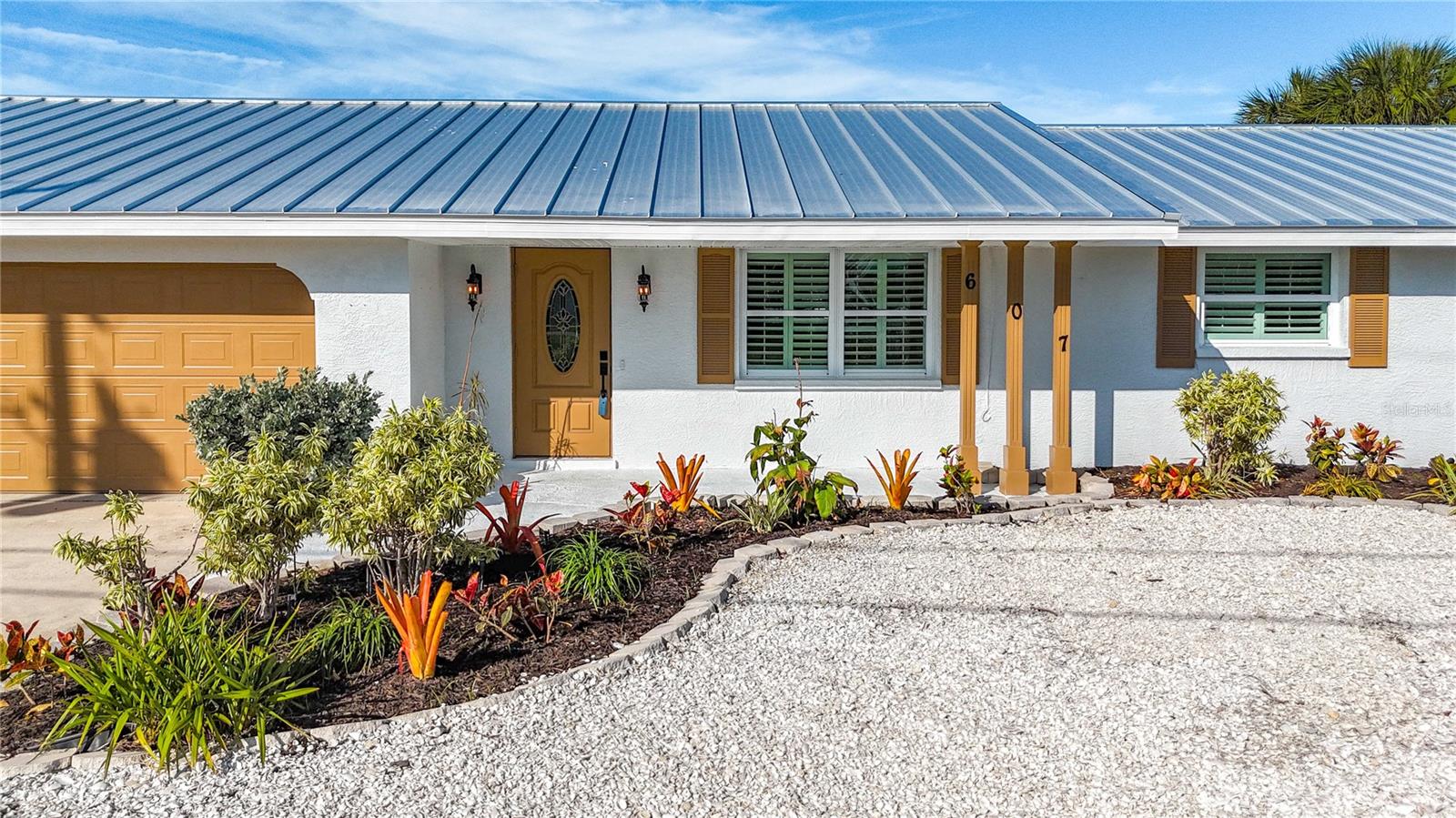 Listing photo id 1 for 607 Emerald Lane